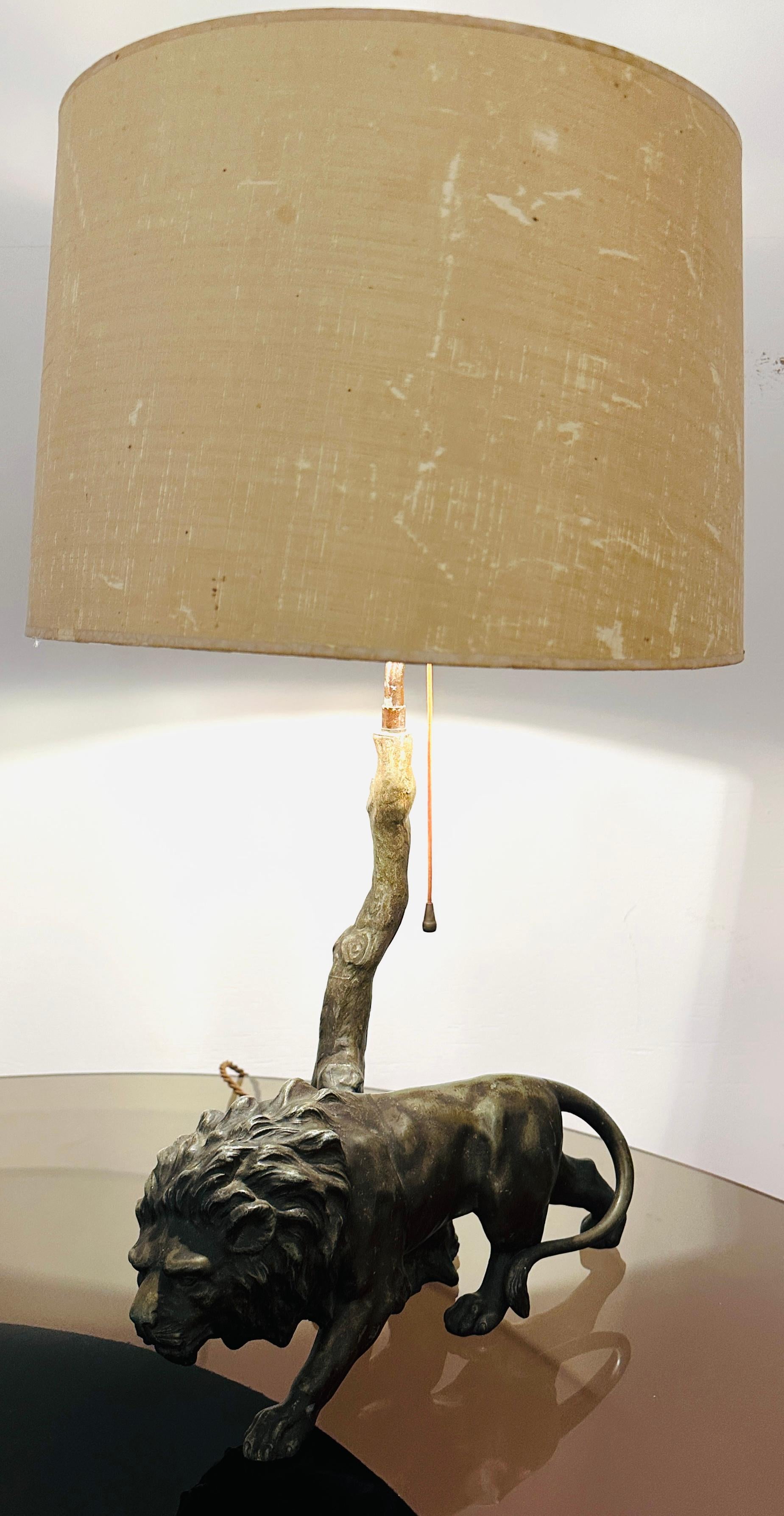 1910 Antique Spelter Bronze Effect Prowling Lion Table Lamp Inc Original Shade État moyen - En vente à London, GB