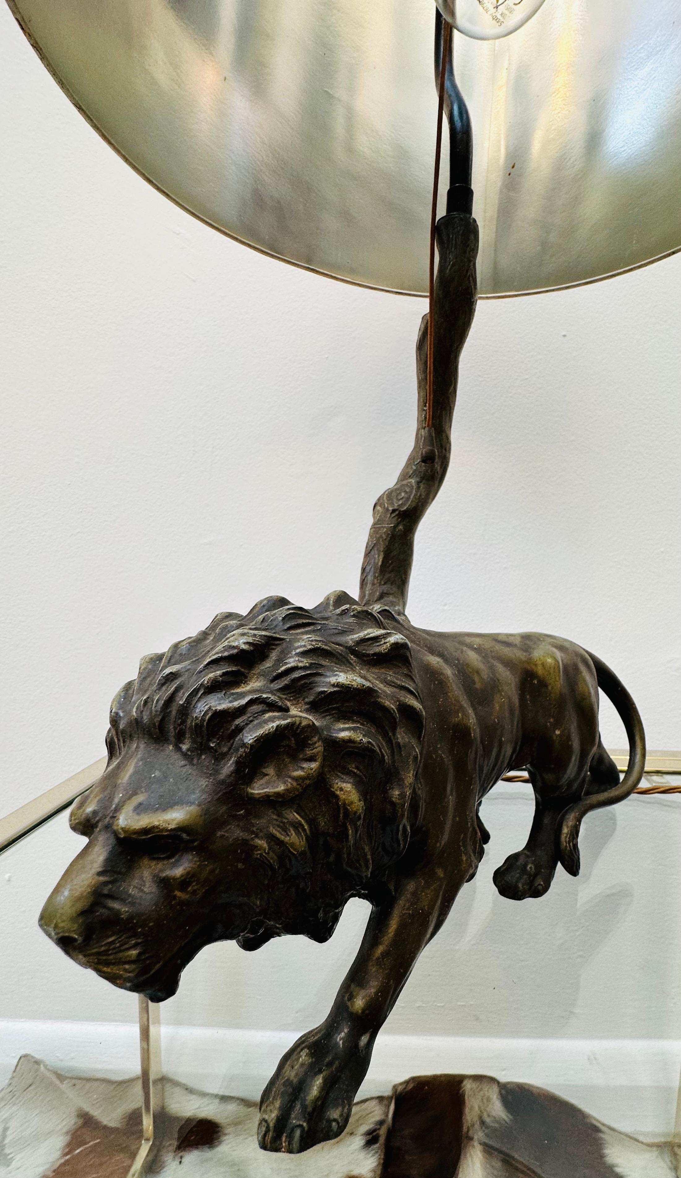 20ième siècle 1910 Antique Spelter Bronze Effect Prowling Lion Table Lamp inc Original Shade en vente