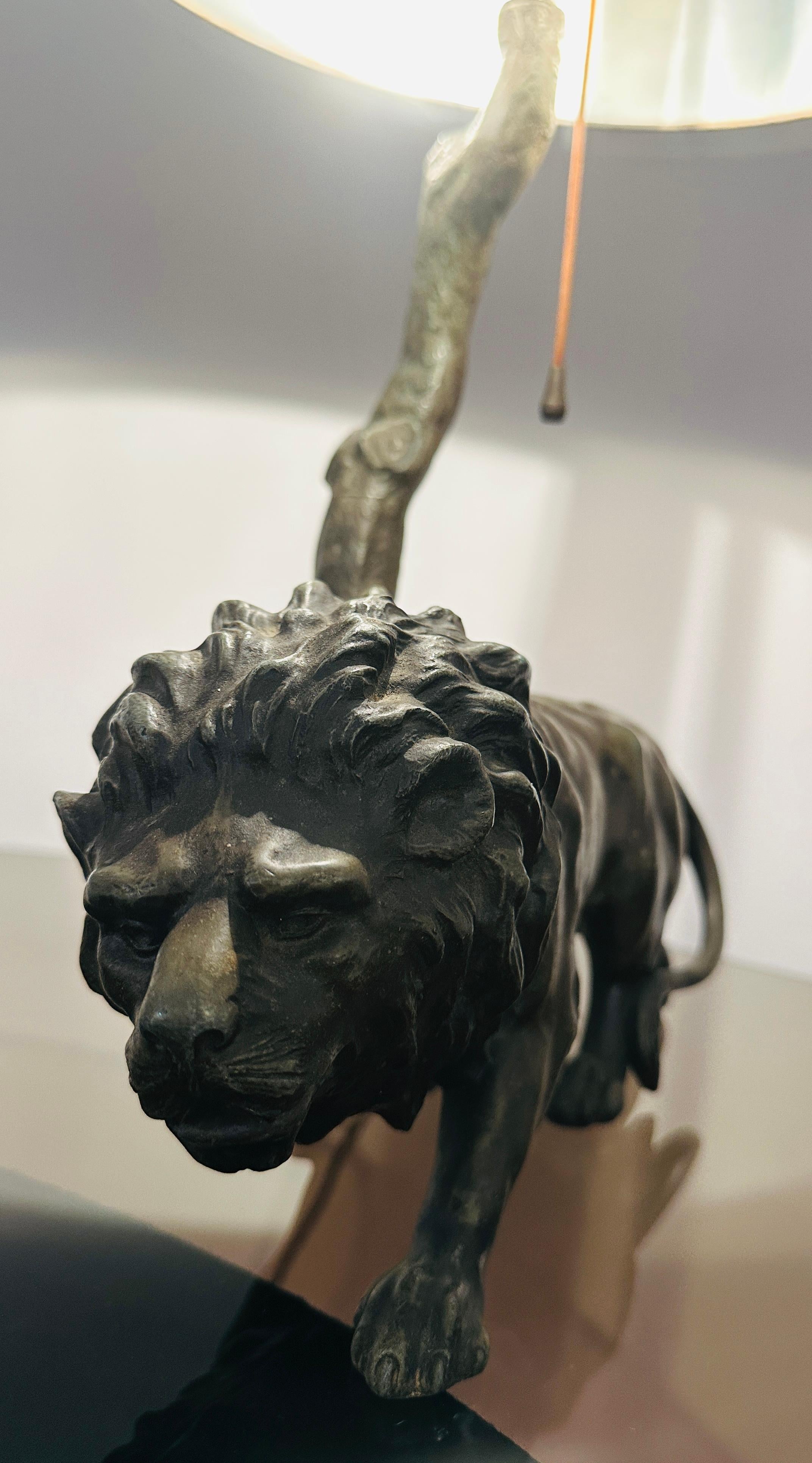 20ième siècle 1910 Antique Spelter Bronze Effect Prowling Lion Table Lamp Inc Original Shade en vente