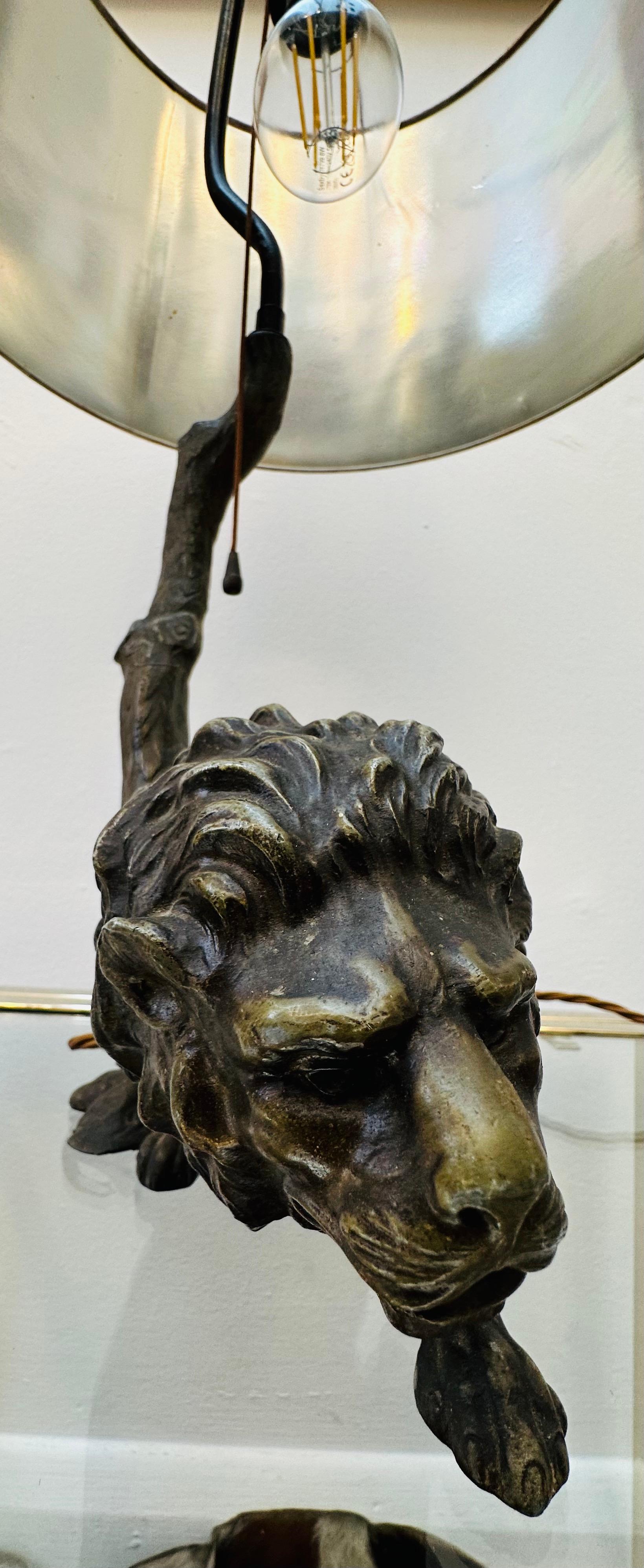 Laiton 1910 Antique Spelter Bronze Effect Prowling Lion Table Lamp inc Original Shade en vente