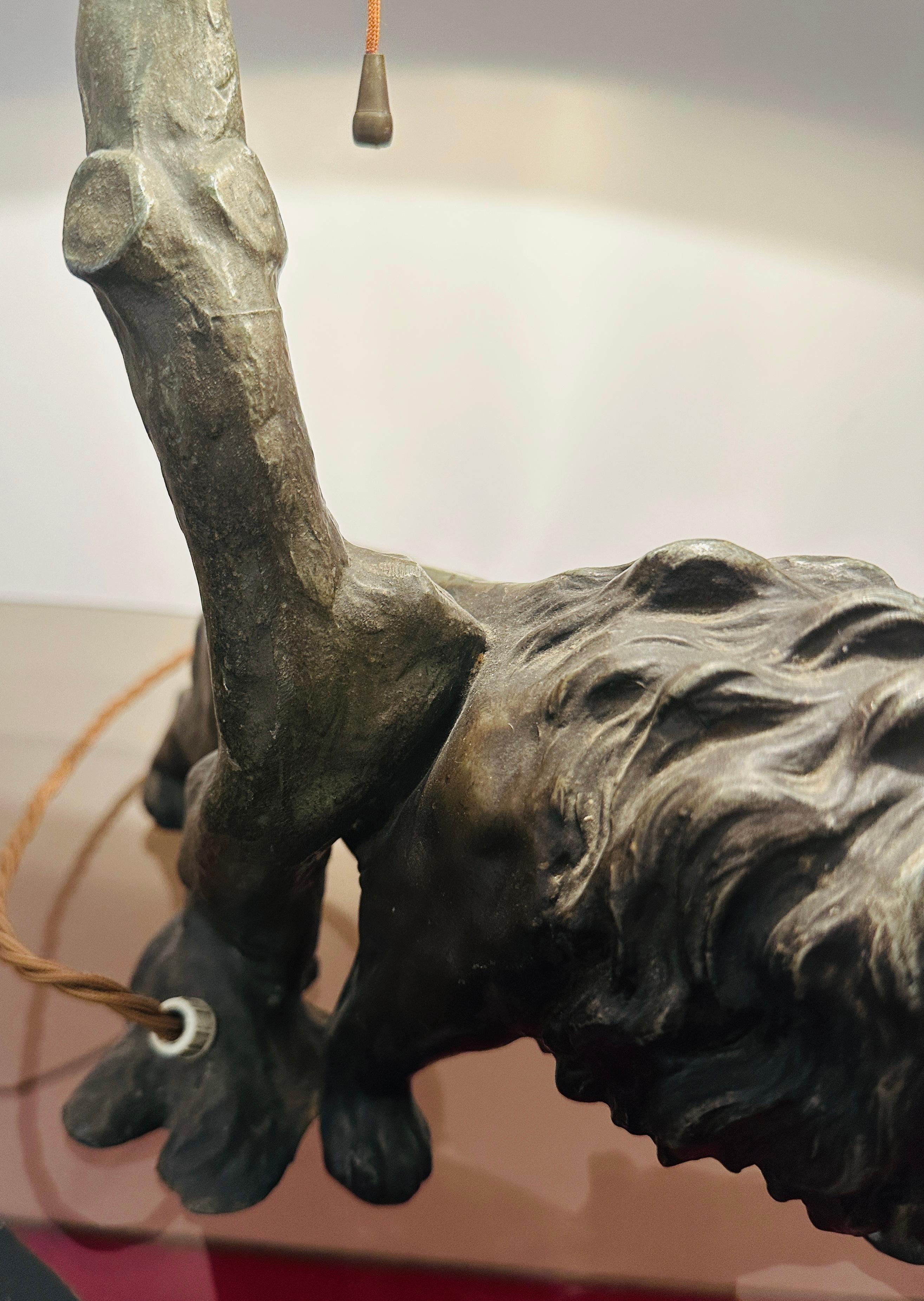 Laiton 1910 Antique Spelter Bronze Effect Prowling Lion Table Lamp Inc Original Shade en vente