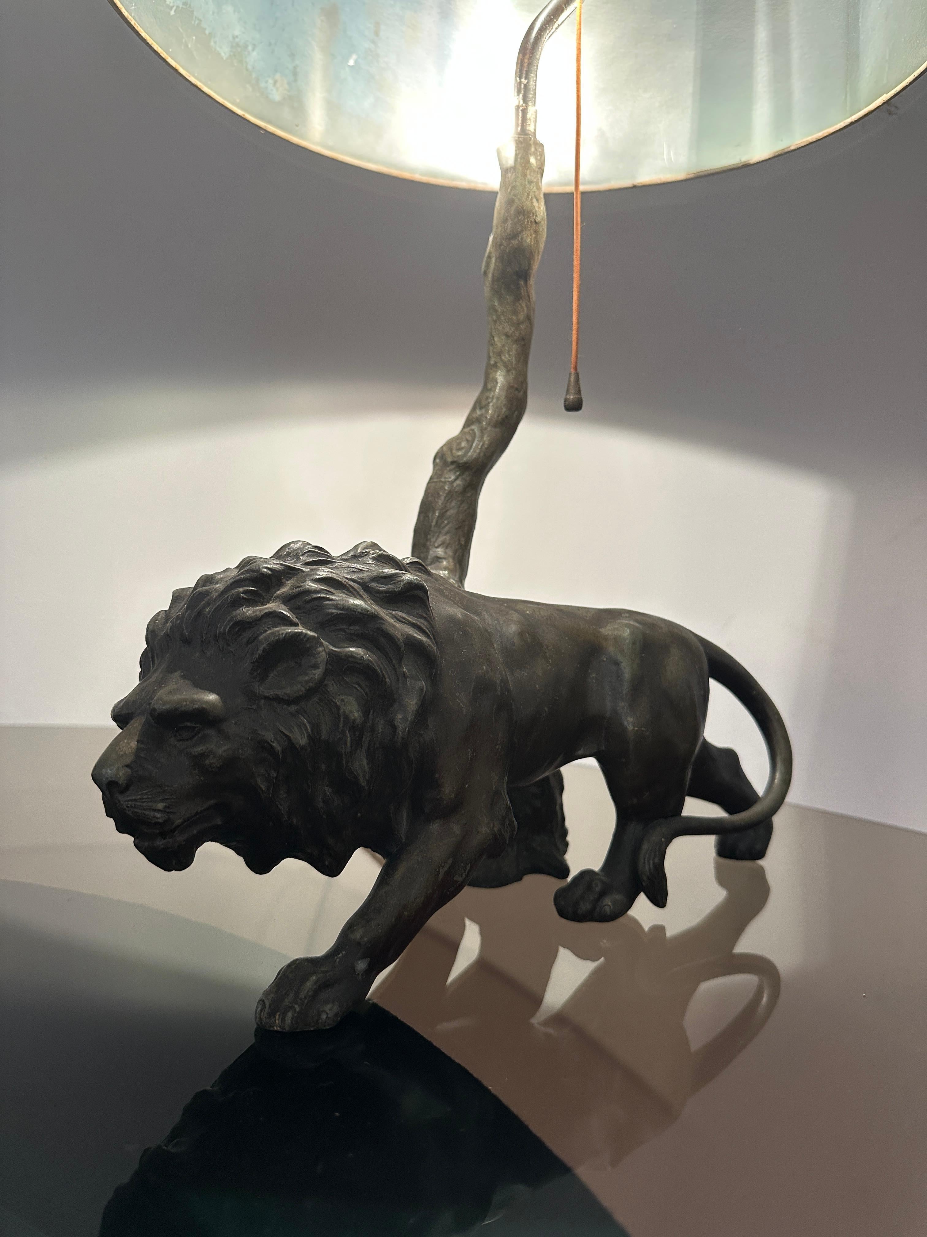 1910 Antique Spelter Bronze Effect Prowling Lion Table Lamp Inc Original Shade en vente 1