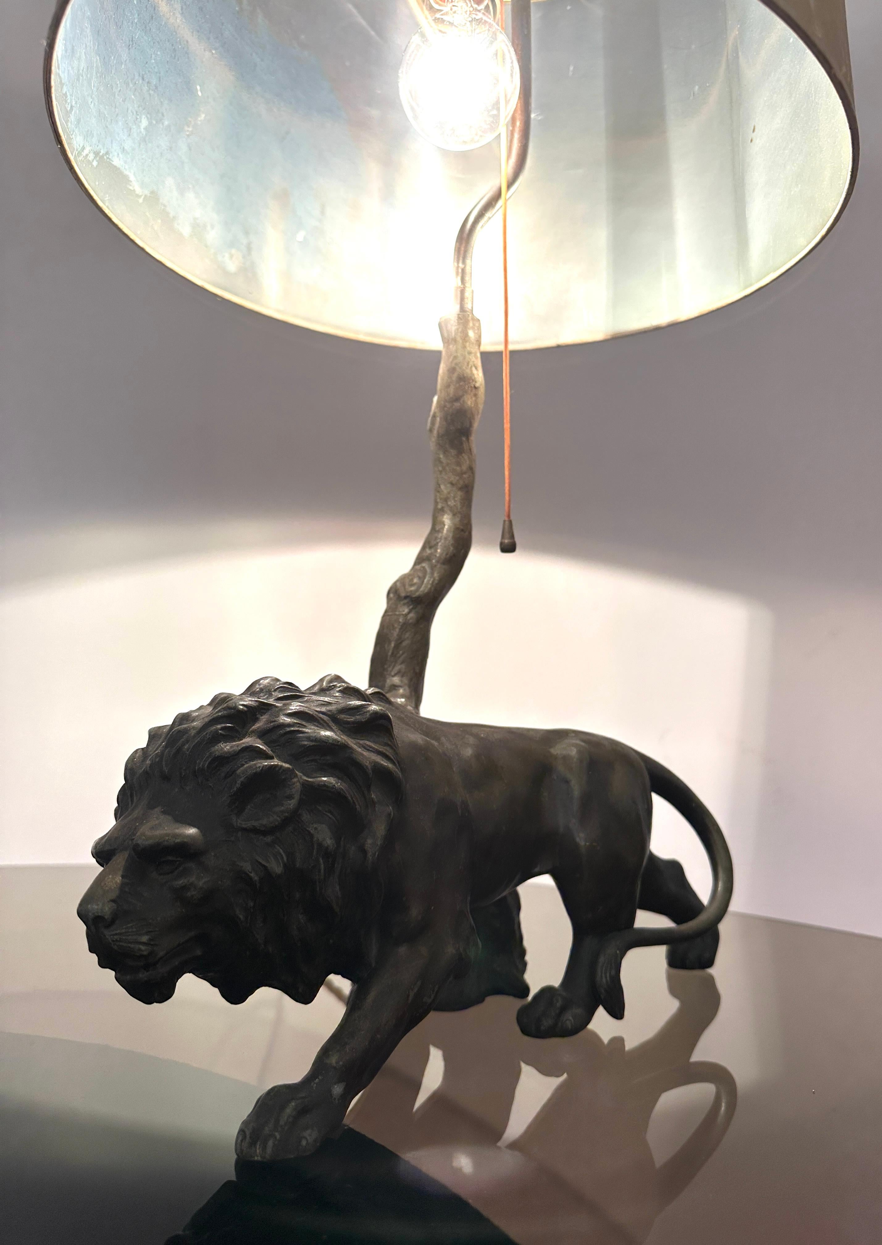 1910 Antique Spelter Bronze Effect Prowling Lion Table Lamp Inc Original Shade en vente 2