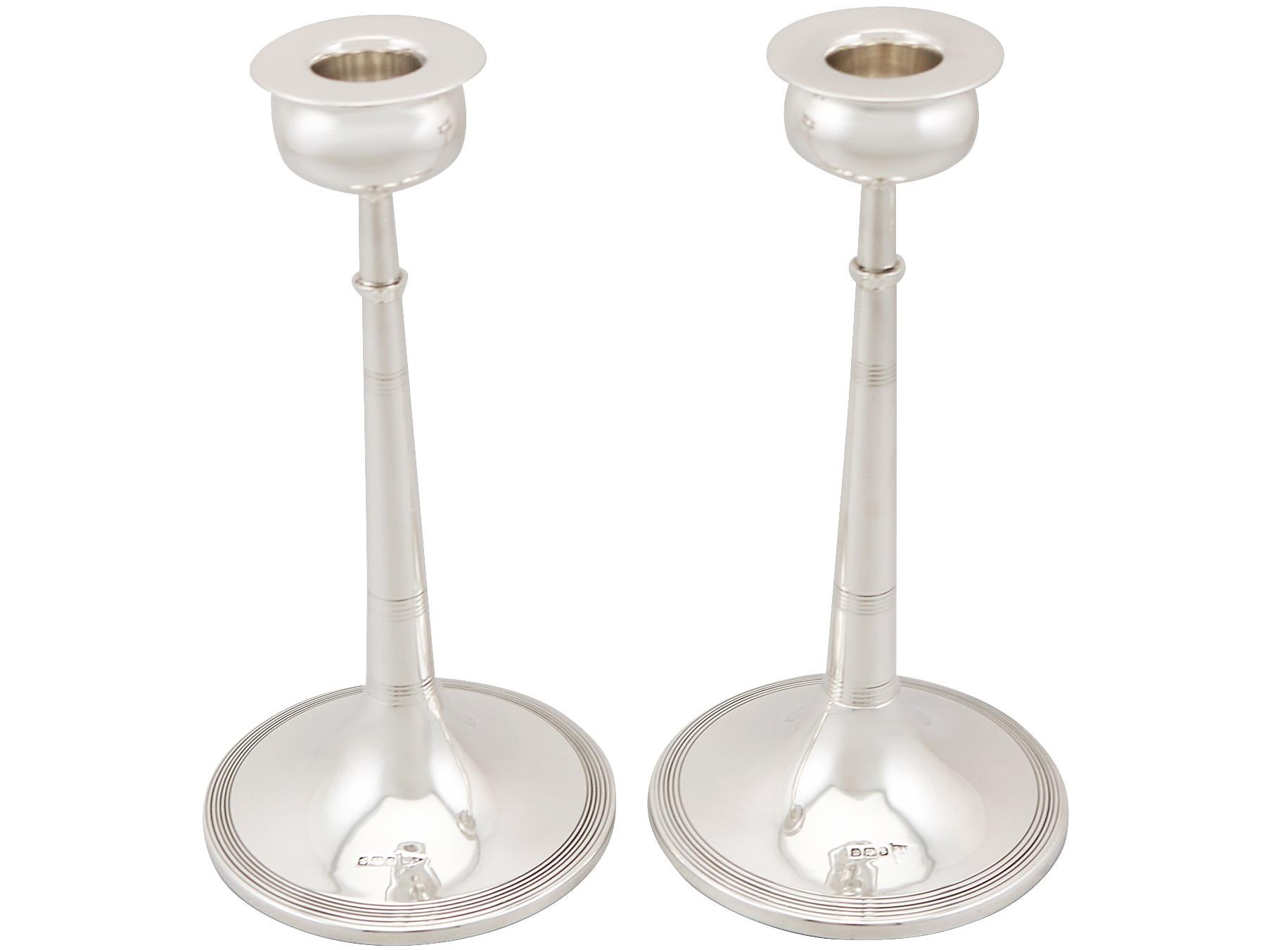 An exceptional, fine and impressive pair of antique George V English sterling silver candlesticks in the Art Nouveau style, an addition to our ornamental silverware collection.

These exceptional antique George V English sterling silver