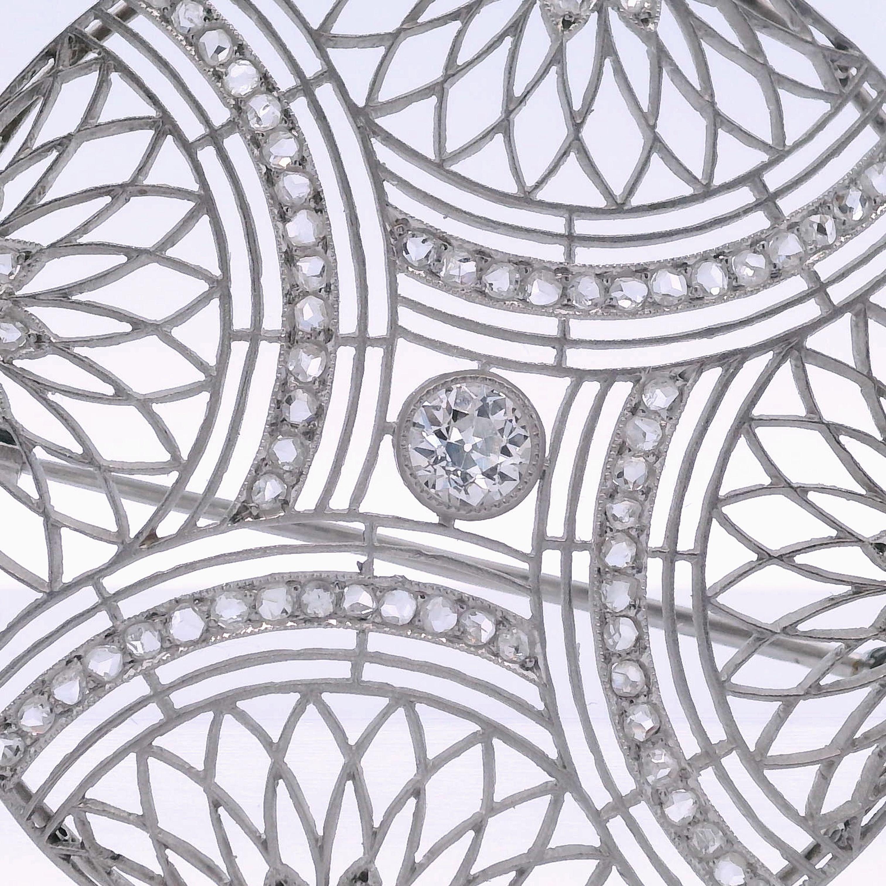 1910 Art Deco filigrane Brosche aus Platin mit Diamanten (Alteuropäischer Brillantschliff) im Angebot