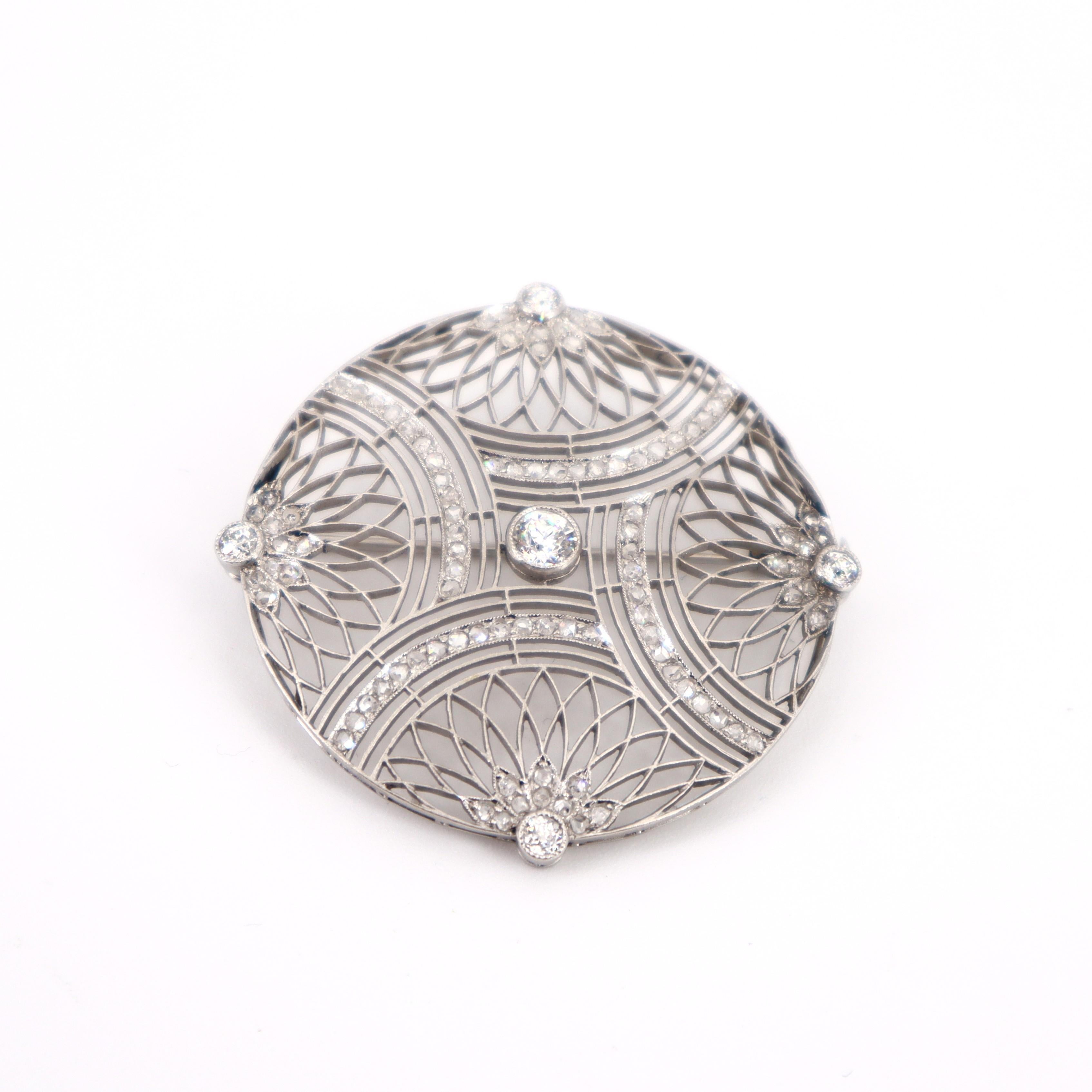 1910 Art Deco filigrane Brosche aus Platin mit Diamanten für Damen oder Herren im Angebot