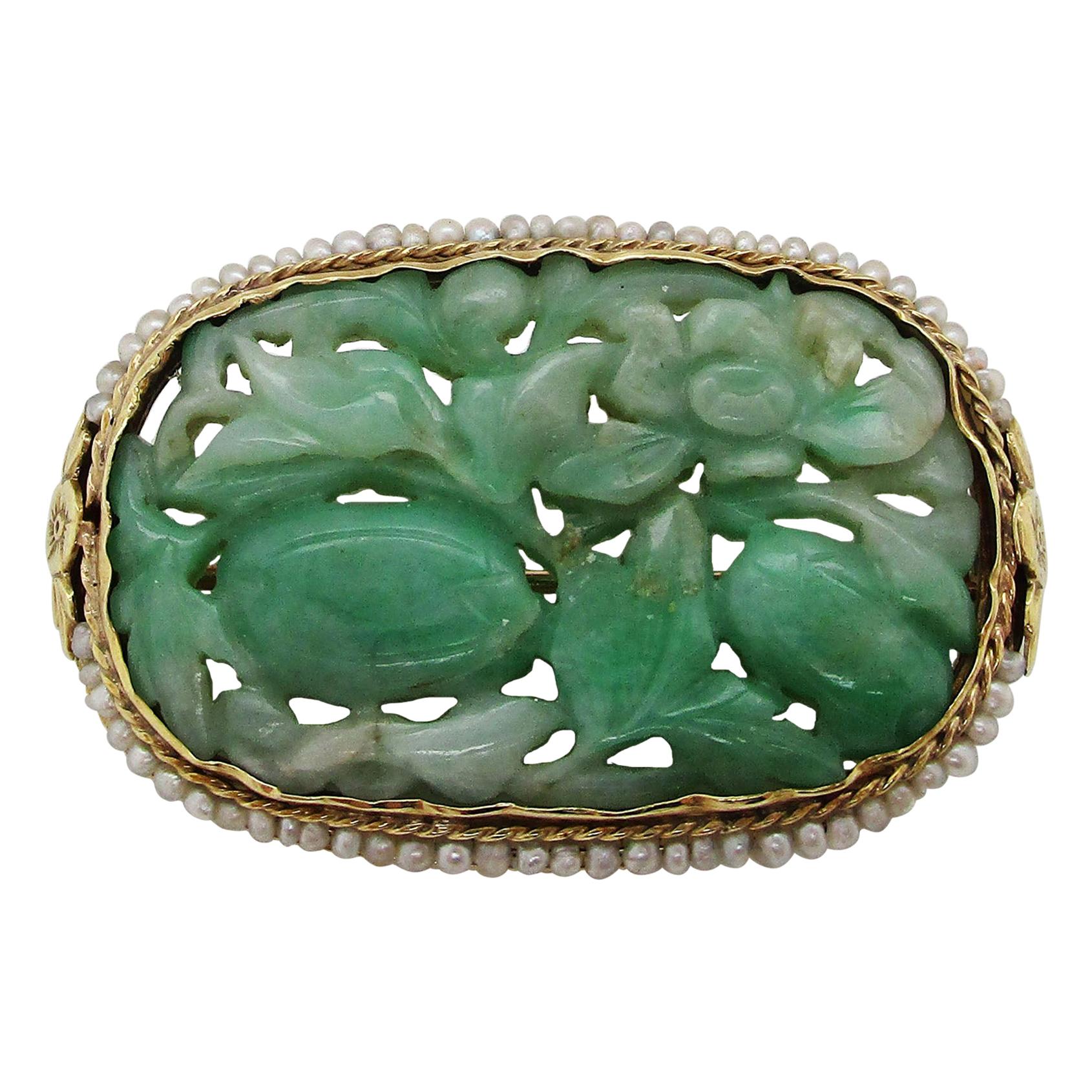 1910 Arts & Crafts 14 Karat Gelbgold Brosche aus geschnitzter Jade und Saatperlen