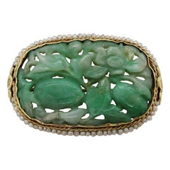 Broche Arts & Crafts en or jaune 14 carats avec jade sculpté et perles de rocaille, 1910