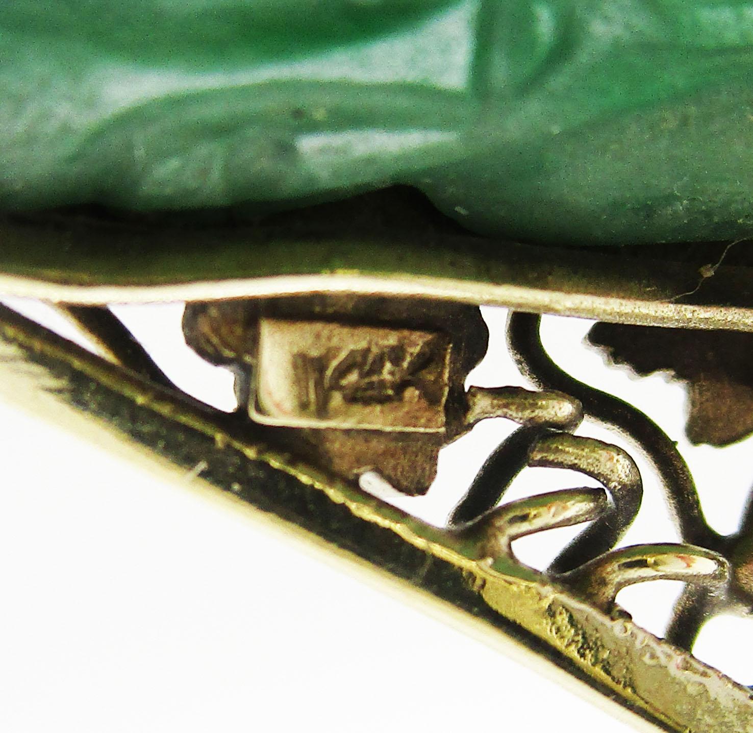 1910 Arts and Crafts 14K Grüner Gold geschnitzter Jade Statement-Ring im Angebot 7