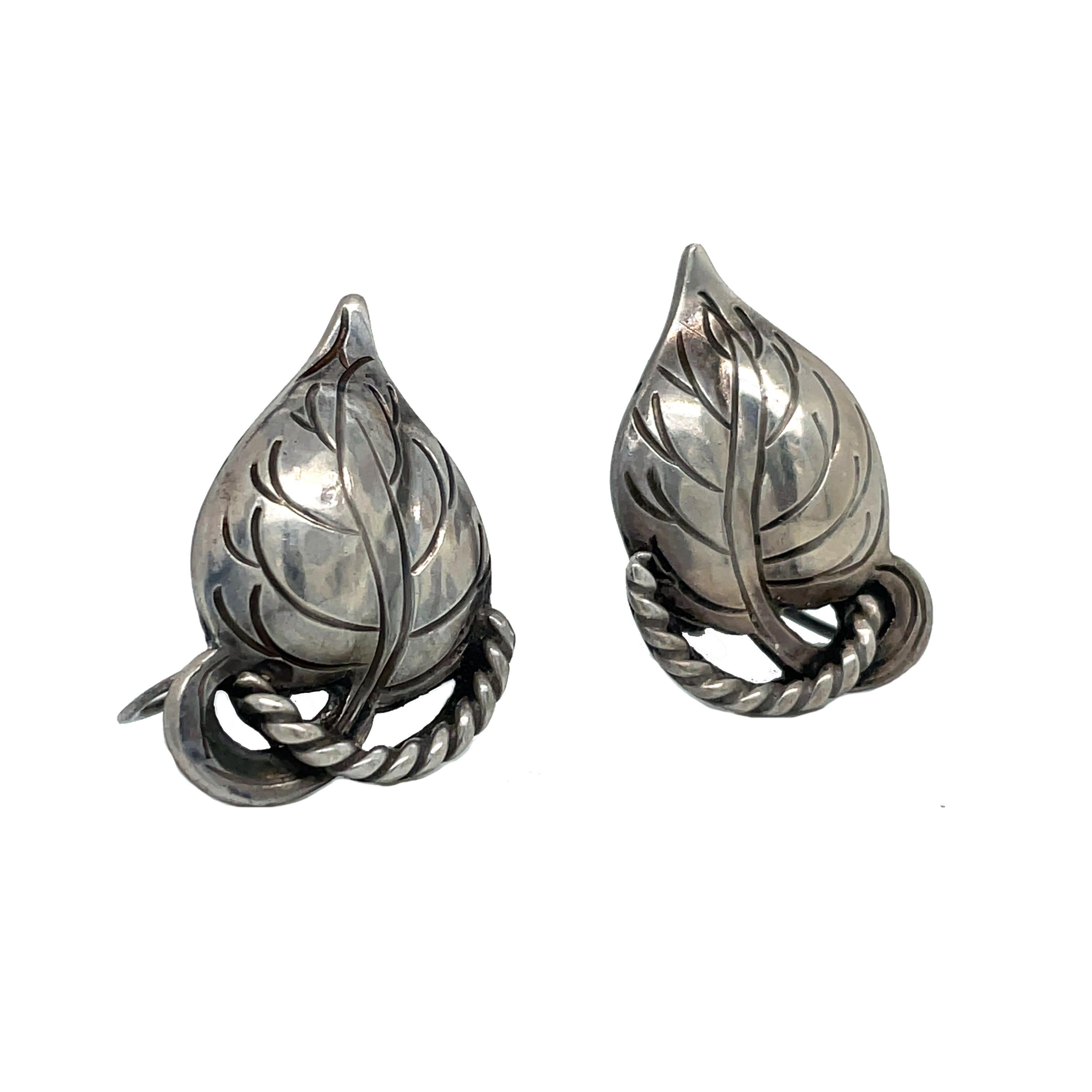 Arts and Crafts Kalo-Ohrringe aus Sterlingsilber mit Schraubverschluss im Angebot 1