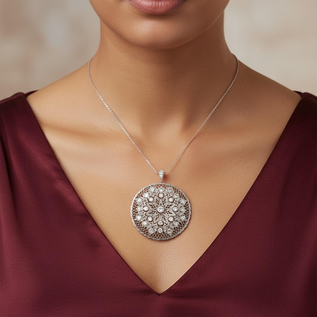 Questo straordinario pendente in filigrana Belle Epoque del 1900 rappresenta l'apice dell'artigianato edoardiano, sapientemente realizzato in lucente oro giallo 18 carati con dettagli in platino e caratterizzato da un bellissimo diamante di vecchia