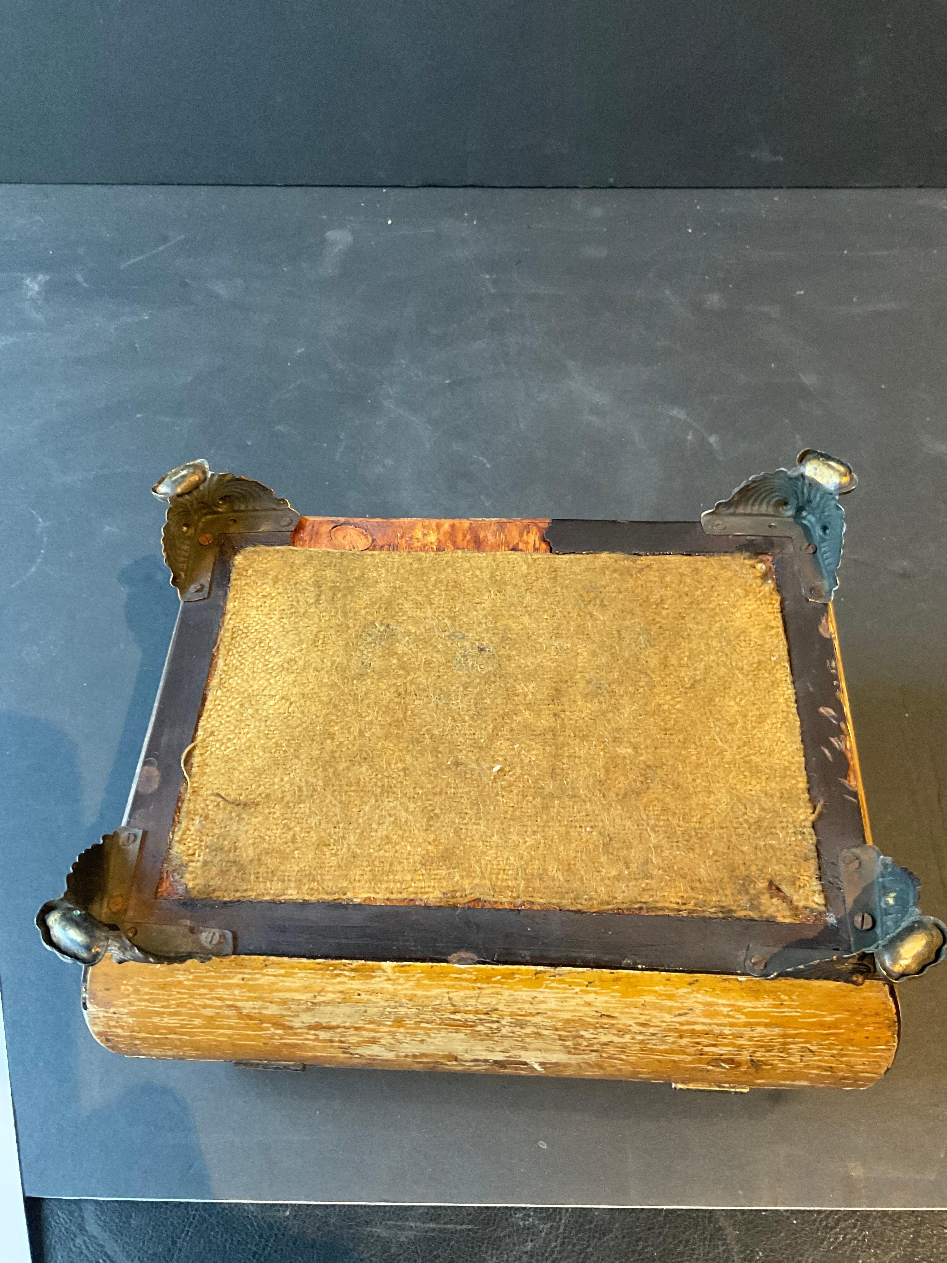 1910 Chinoiserie Painted Box For Sale 5