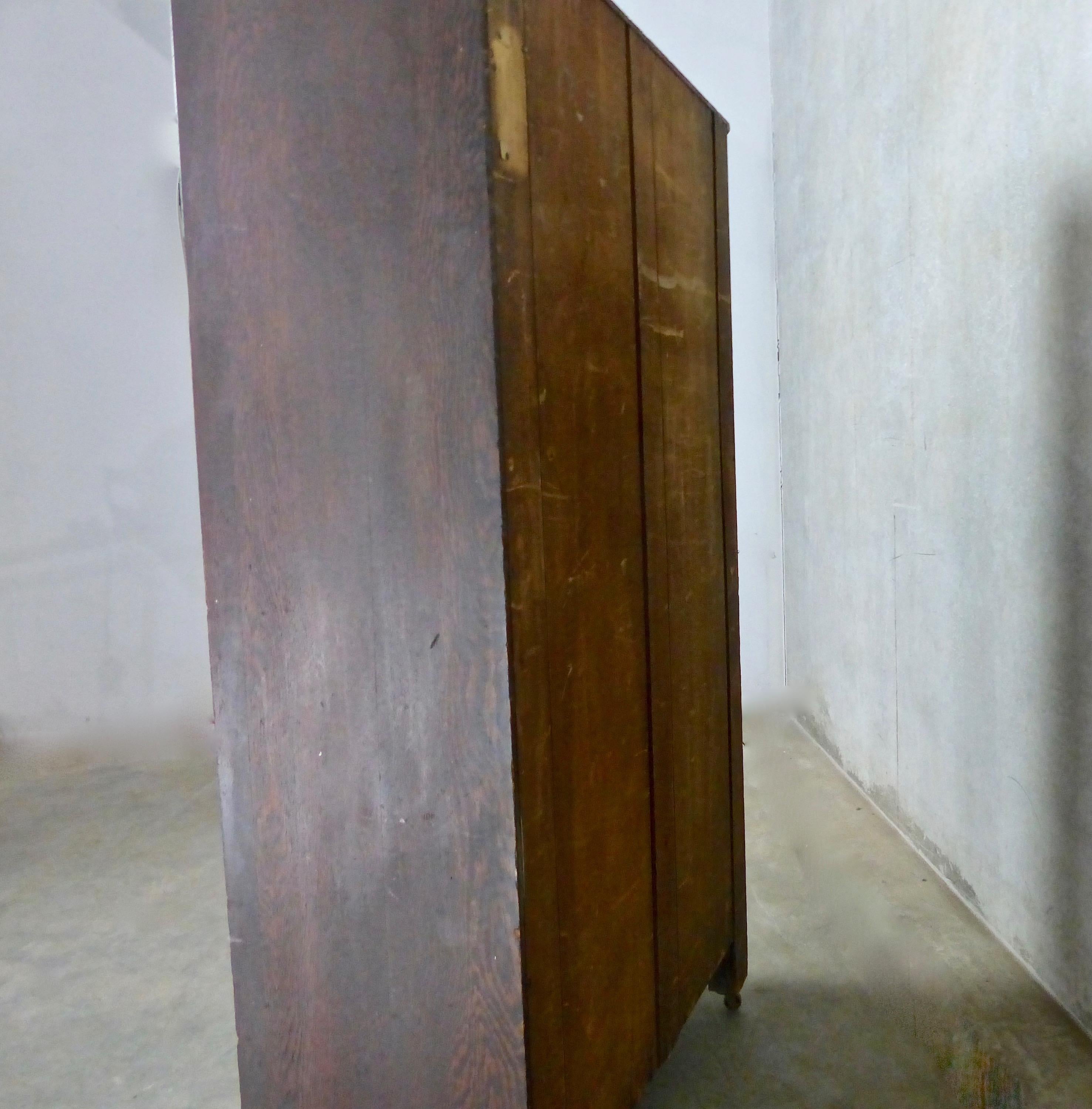 1910 Dark Oak Rolling Bookcase or Cabinet In Good Condition In Surrey, BC