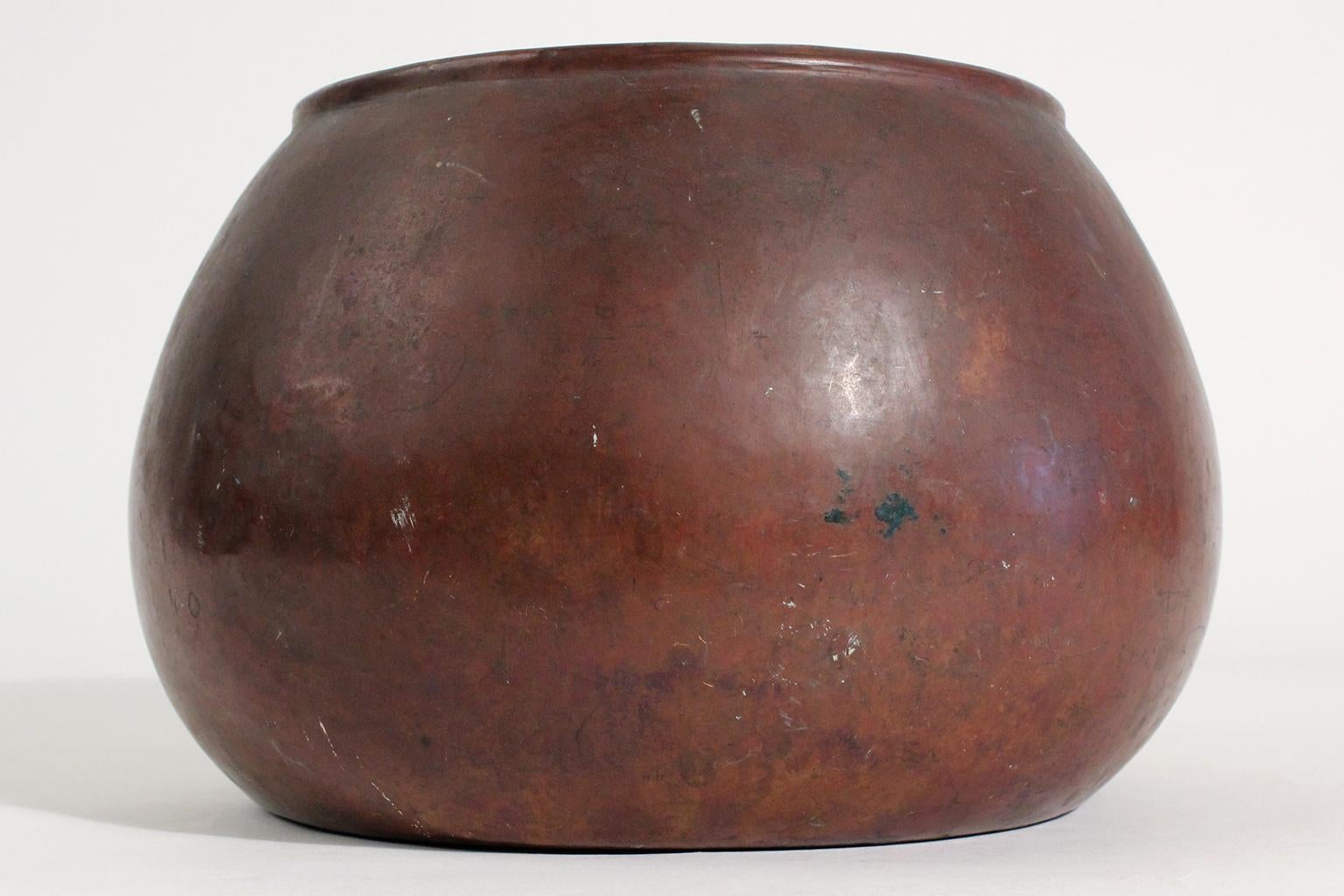 Rarissimo vaso/giardiniera in rame martellato a mano Dirk Van era & D'Arcy Gaw, circa 1910. I lati hanno un design e una sensazione leggermente verrucosa. La cucitura laterale è a coda di rondine e il bordo superiore è arrotolato. Firmato sul fondo