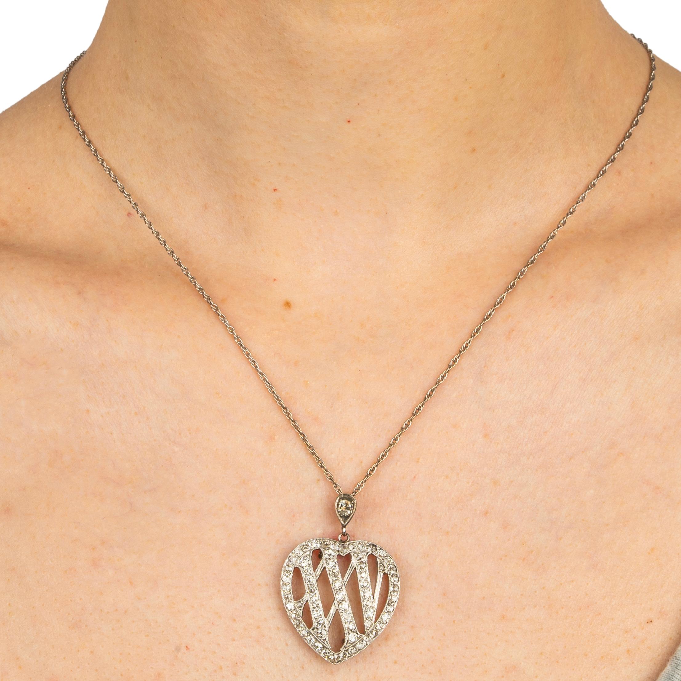 Un beau pendentif de 25e anniversaire, en forme de cœur, les chiffres romains ajourés XXV sertis de diamants taillés à l'ancienne, suspendus à une boucle sertie de diamants, monté en or surmonté de platine, attaché à une chaîne en or blanc.

1 3/8