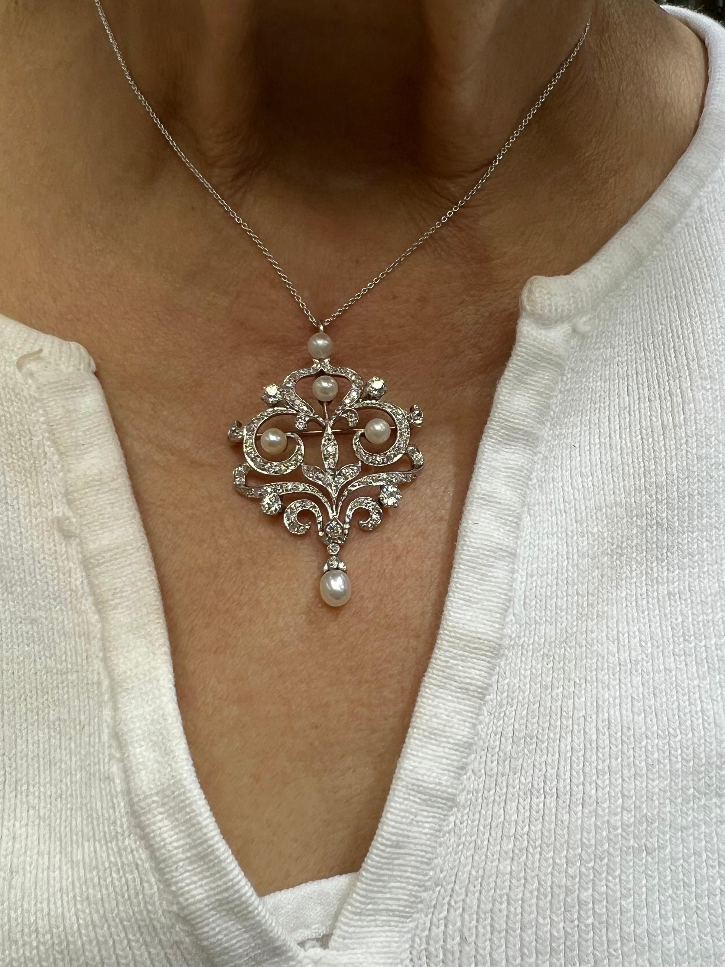 Ciondolo a spilla con diamante e perla di epoca edoardiana in platino e oro, circa 1910.

Il ciondolo spilla con diamanti e perle in platino e oro di epoca edoardiana risale al 1910 circa. Questo pezzo è molto grazioso, con curve di diamanti e un