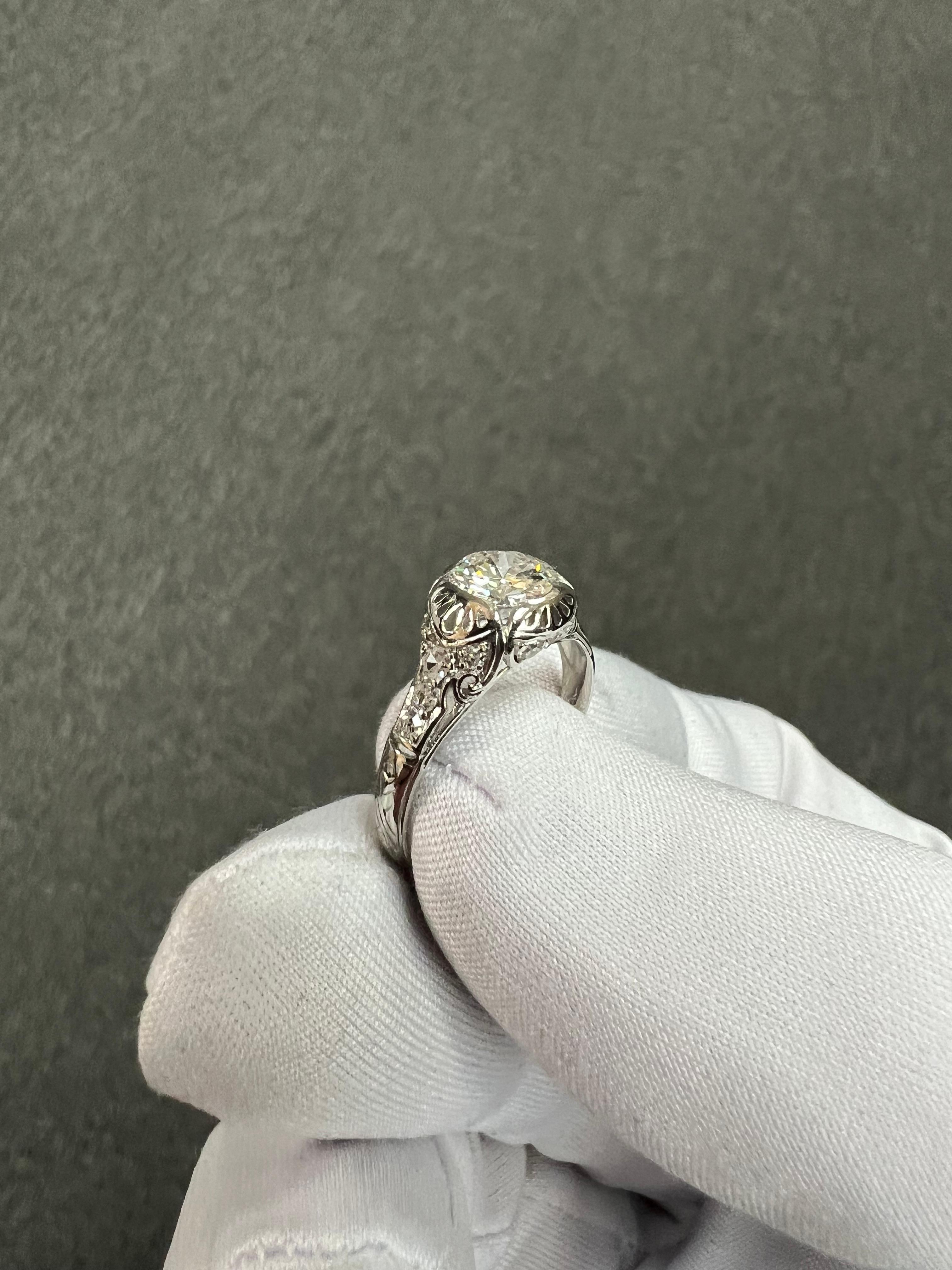 Bague de fiançailles édouardienne de 1910 en platine avec diamant européen ancien en vente 5