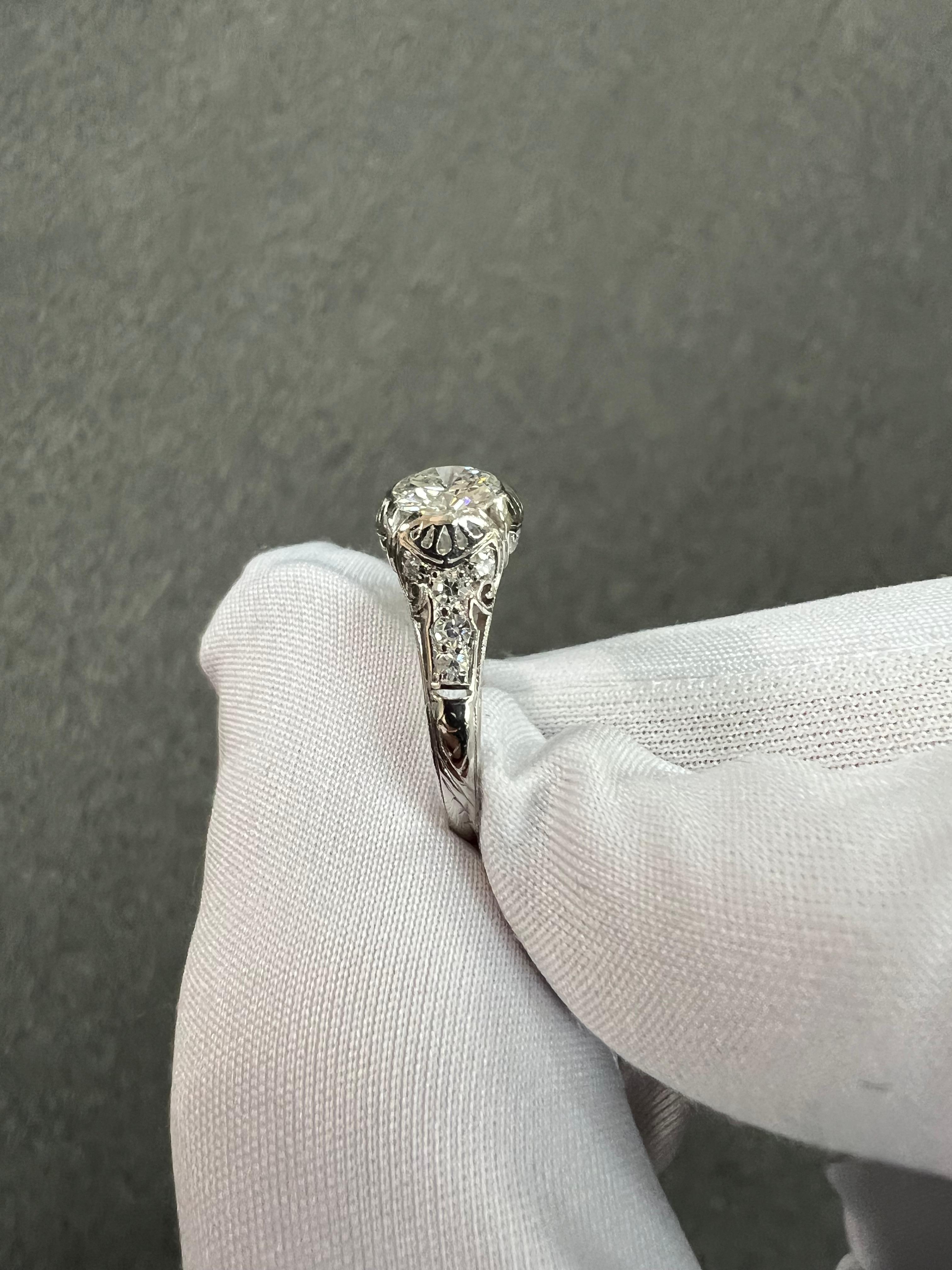 Bague de fiançailles édouardienne de 1910 en platine avec diamant européen ancien en vente 7