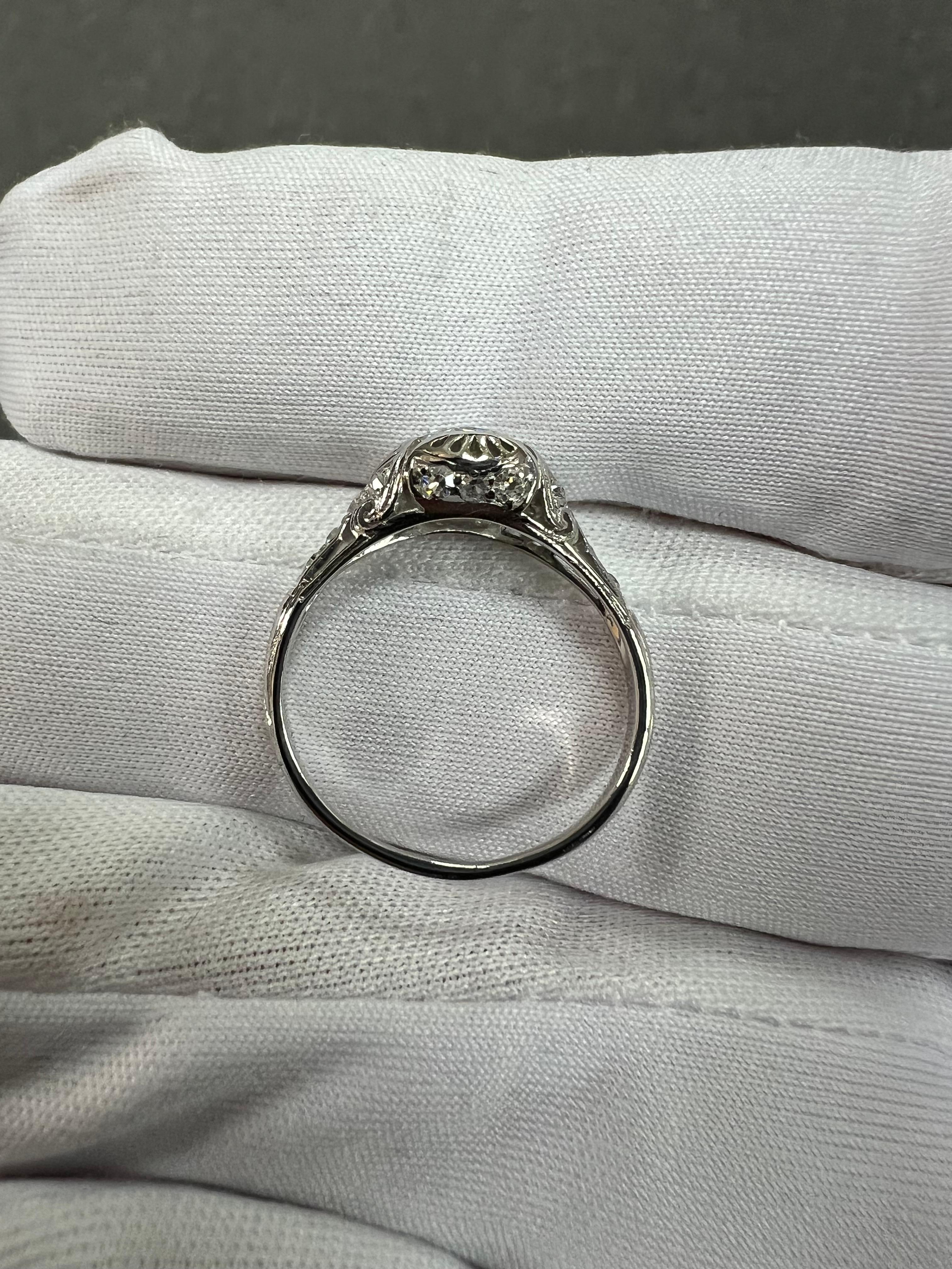 Bague de fiançailles édouardienne de 1910 en platine avec diamant européen ancien en vente 8