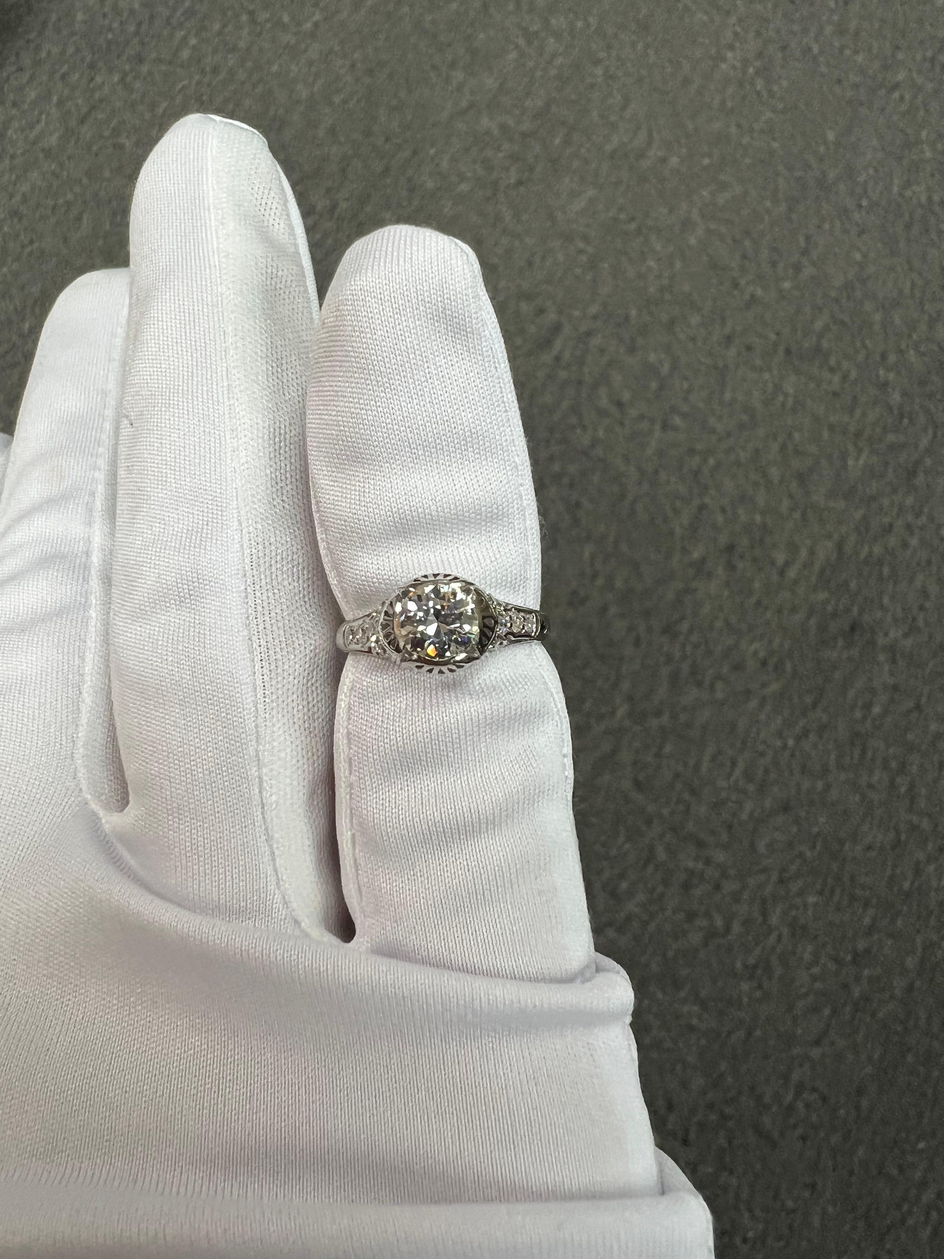 Bague de fiançailles édouardienne de 1910 en platine avec diamant européen ancien en vente 9