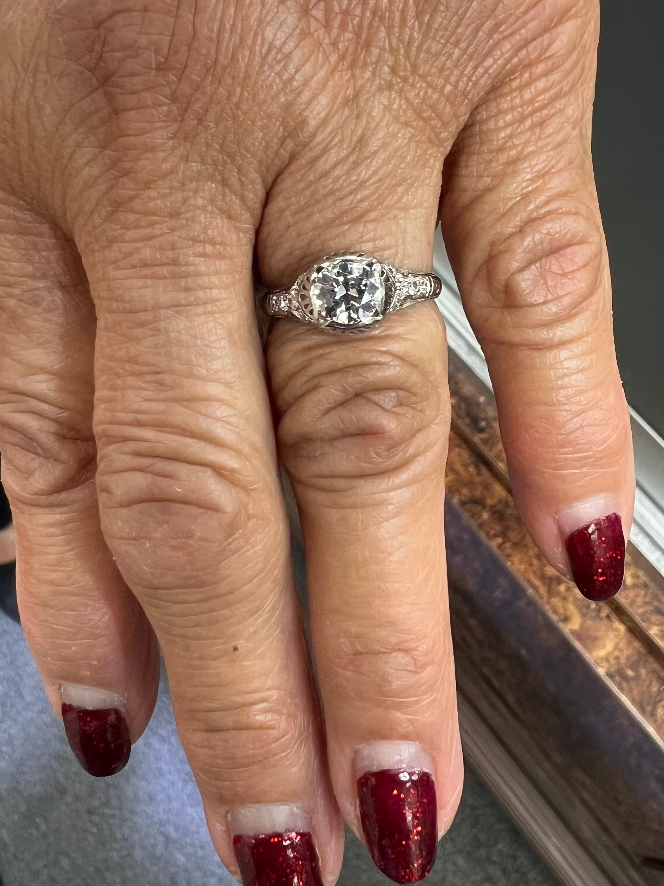1910 Edwardian Old European Diamond Platinum Engagement Ring.

La bague de fiançailles Edwardian Old European Diamond Platinum de 1910 est un bel exemple du design Edwardain.  Les lignes douces de l'anneau sont suivies d'un travail de filigrane