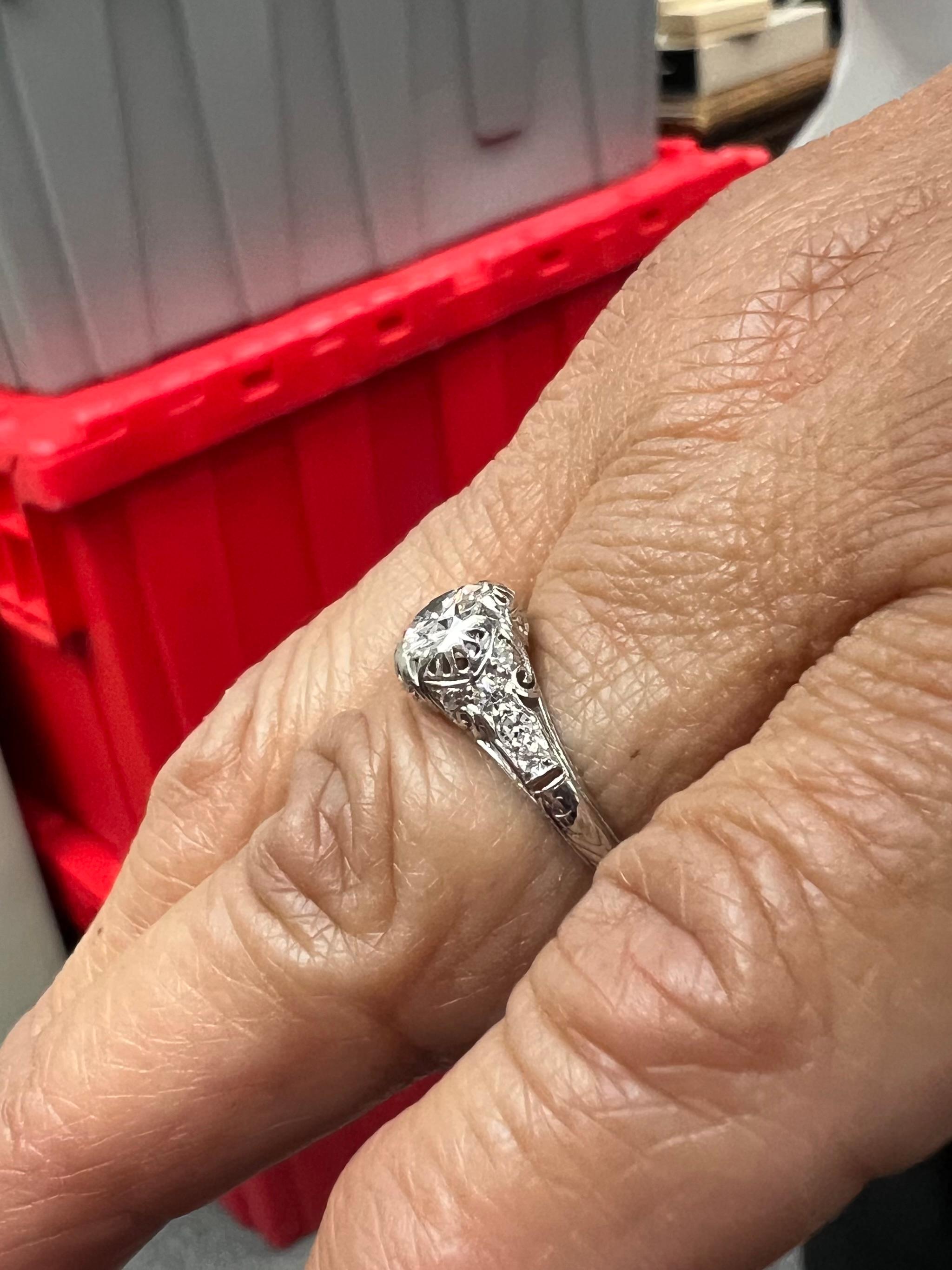 Taille vieille Europe Bague de fiançailles édouardienne de 1910 en platine avec diamant européen ancien en vente