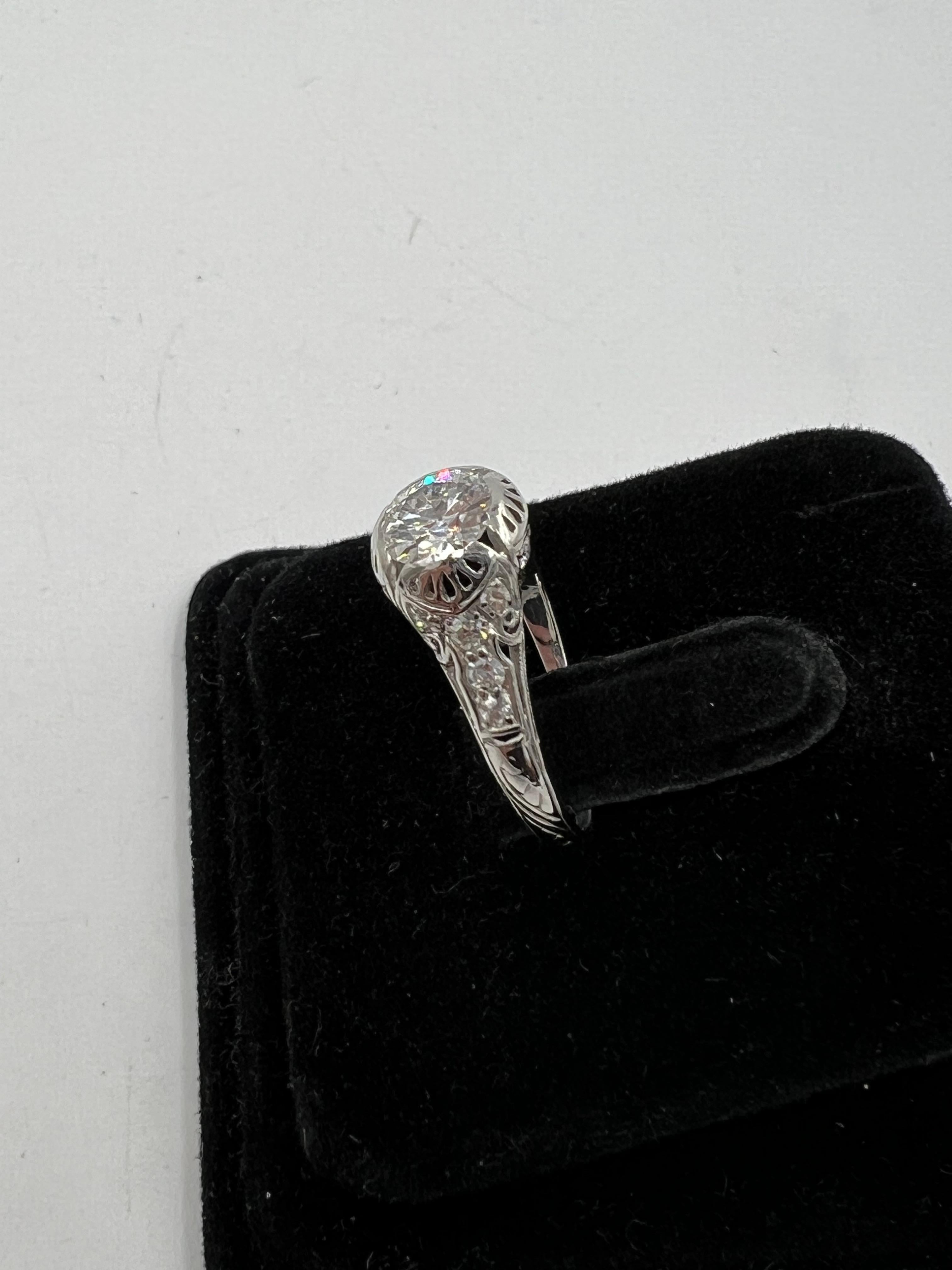 Bague de fiançailles édouardienne de 1910 en platine avec diamant européen ancien Unisexe en vente