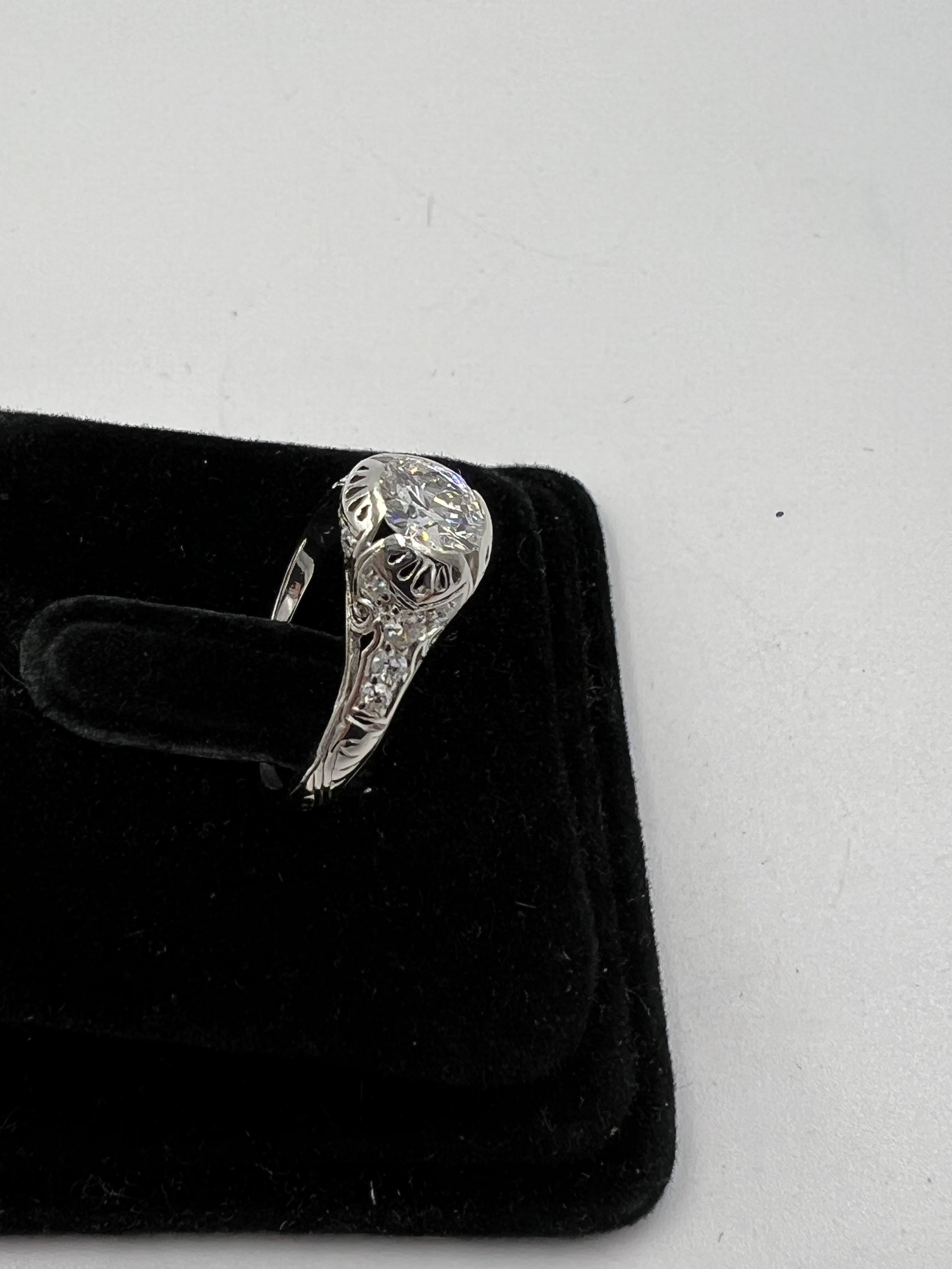 Bague de fiançailles édouardienne de 1910 en platine avec diamant européen ancien en vente 1