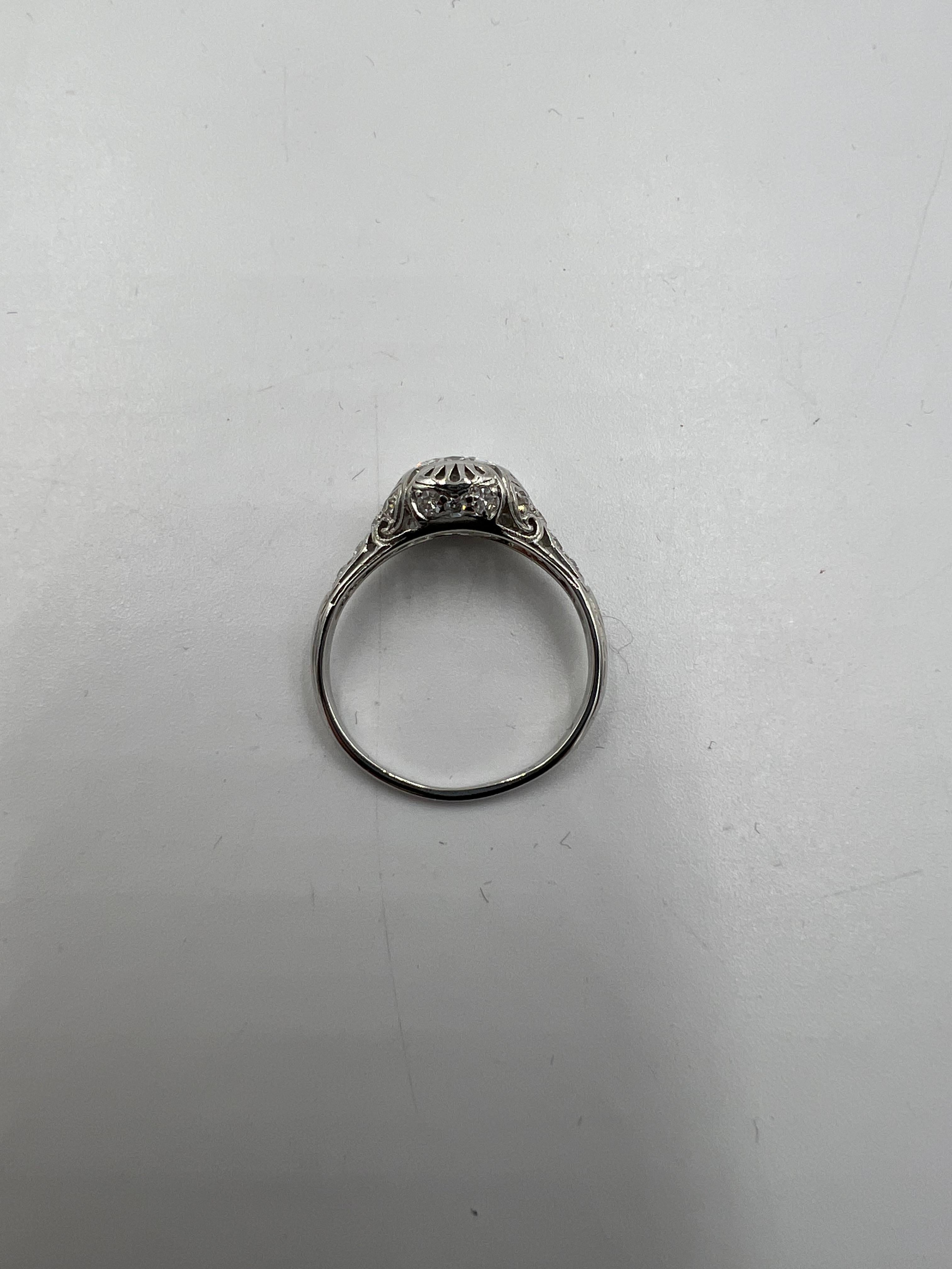 Bague de fiançailles édouardienne de 1910 en platine avec diamant européen ancien en vente 2