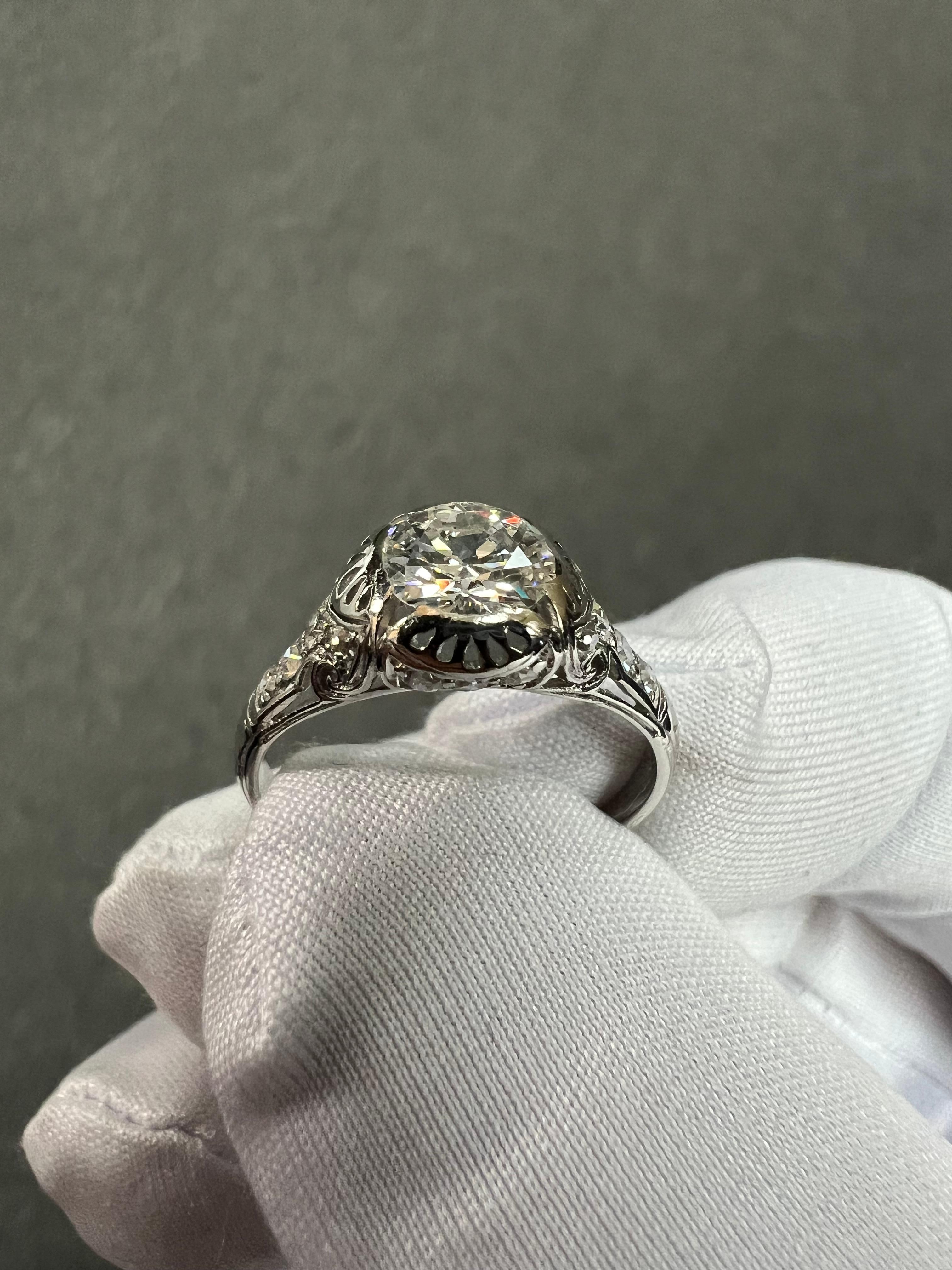 Bague de fiançailles édouardienne de 1910 en platine avec diamant européen ancien en vente 3