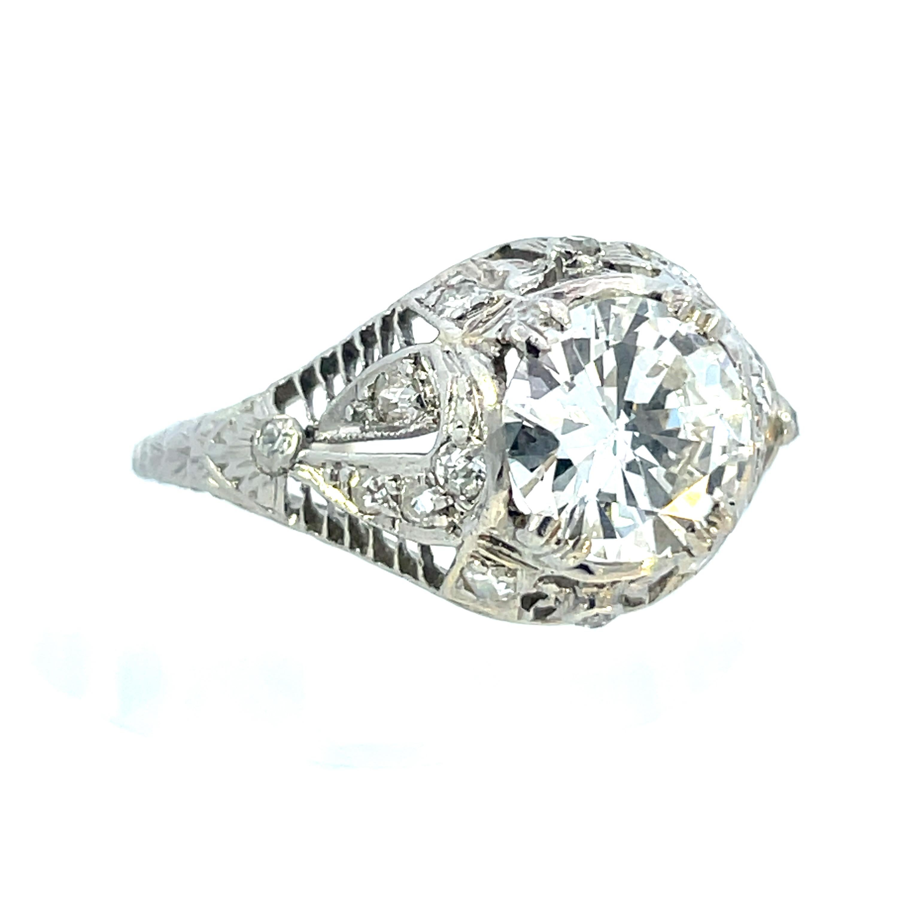 Dieser Diamantring aus den 1910er Jahren fängt mit seiner filigranen Arbeit und seinem zarten Design die Essenz der edwardianischen Ära ein. Das aus Platin gefertigte Metall ist im Gegensatz zu Gold für immer weiß. Der natürliche weiße Glanz von
