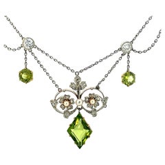 Collier édouardien de 1910 en platine, or rose 14 carats, péridot, diamant et perle 