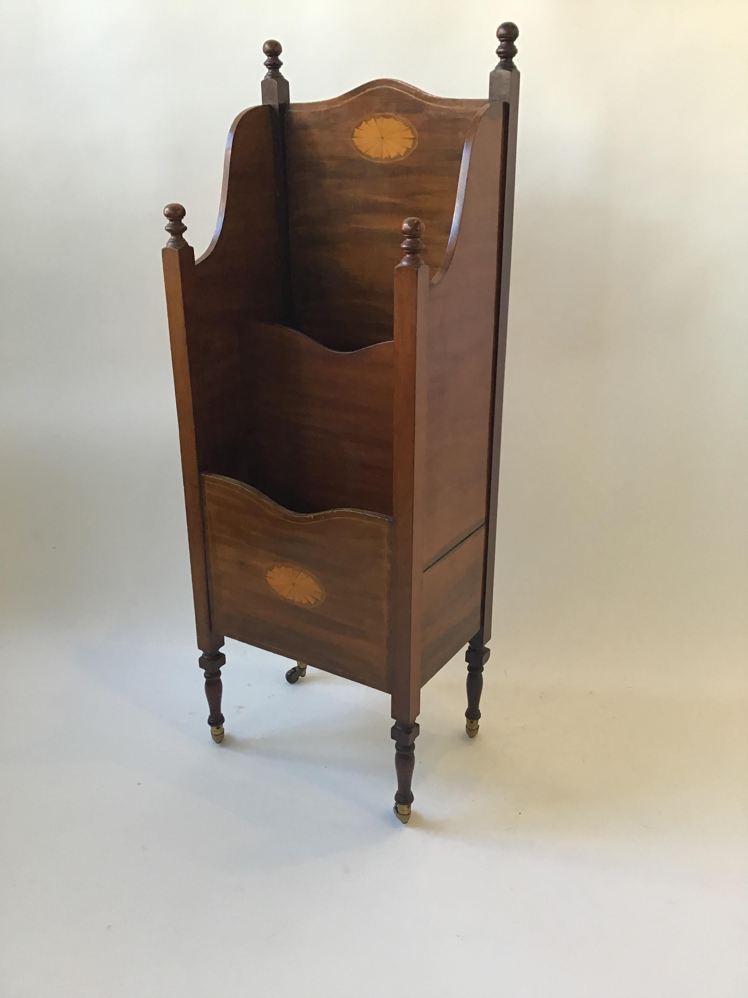 1910 English Book Rack In Good Condition For Sale In Tarrytown, NY