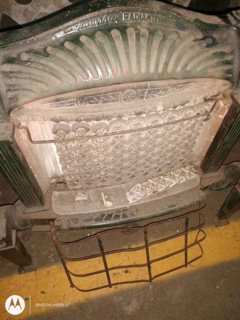 1910 Federal Style Cast Iron Gas Fireplace Insert For Sale at 1stDibs