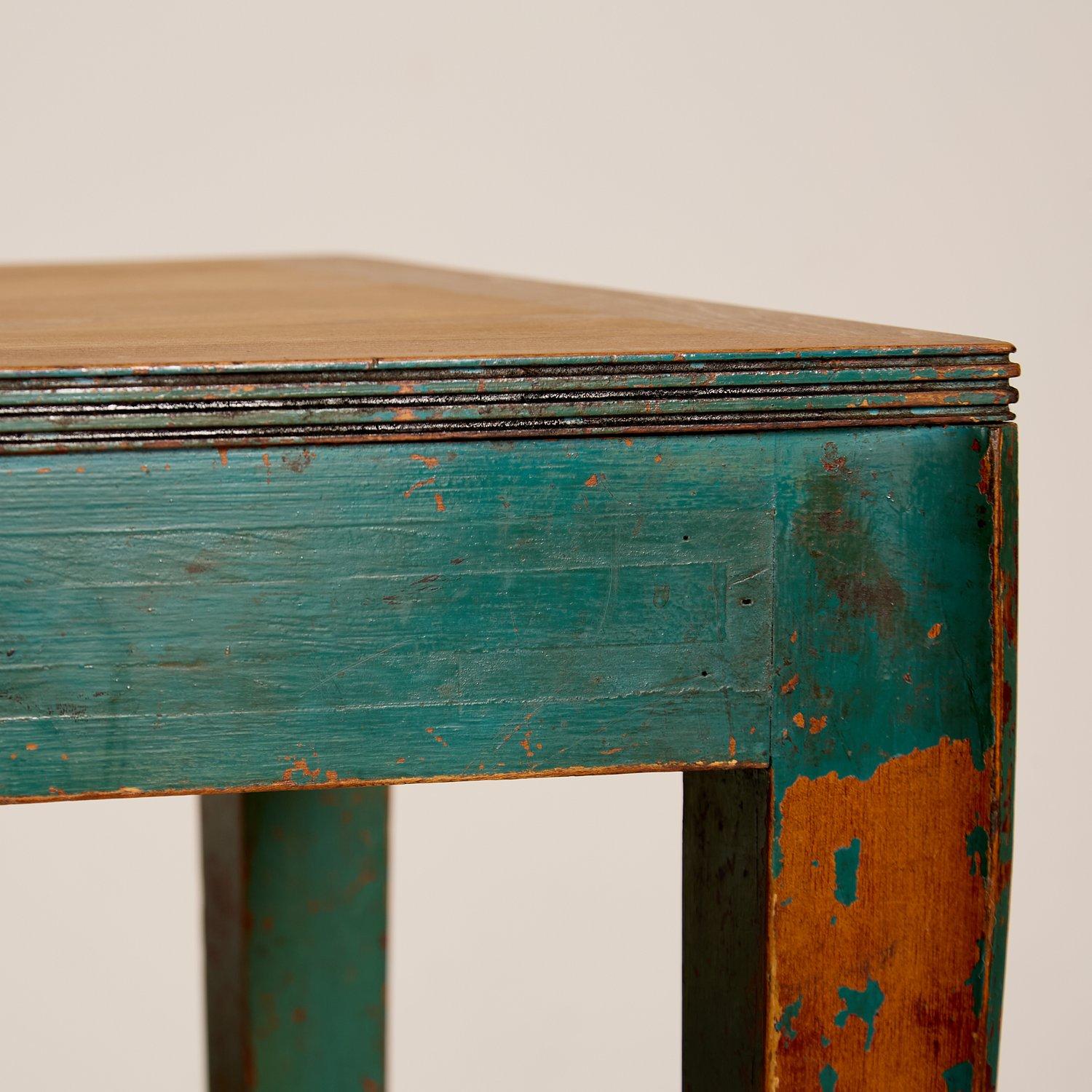 Tables de bistro françaises à pieds évasés de 1910 avec peinture superposée en vente 3