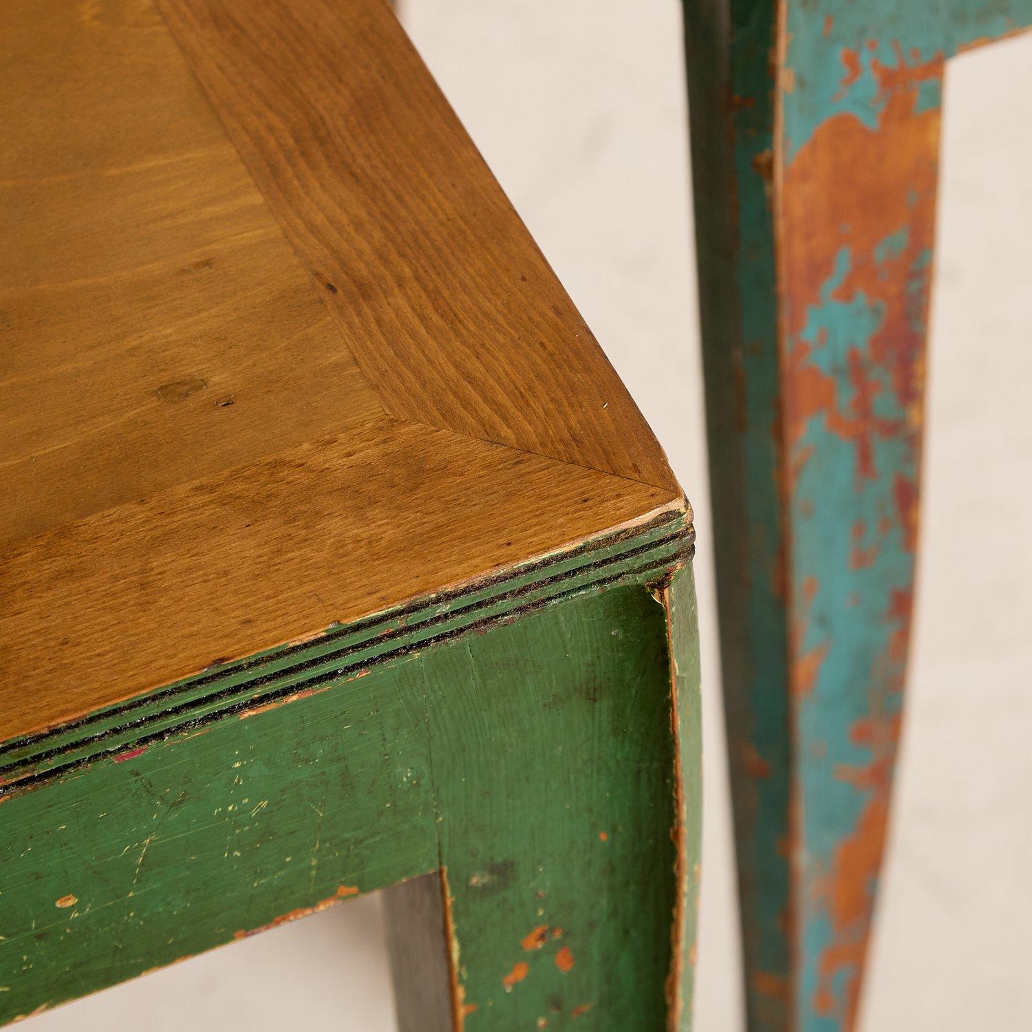 Tables de bistro françaises à pieds évasés de 1910 avec peinture superposée en vente 5