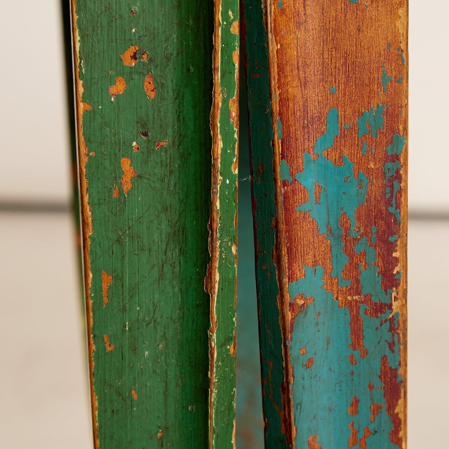Tables de bistro françaises à pieds évasés de 1910 avec peinture superposée en vente 7