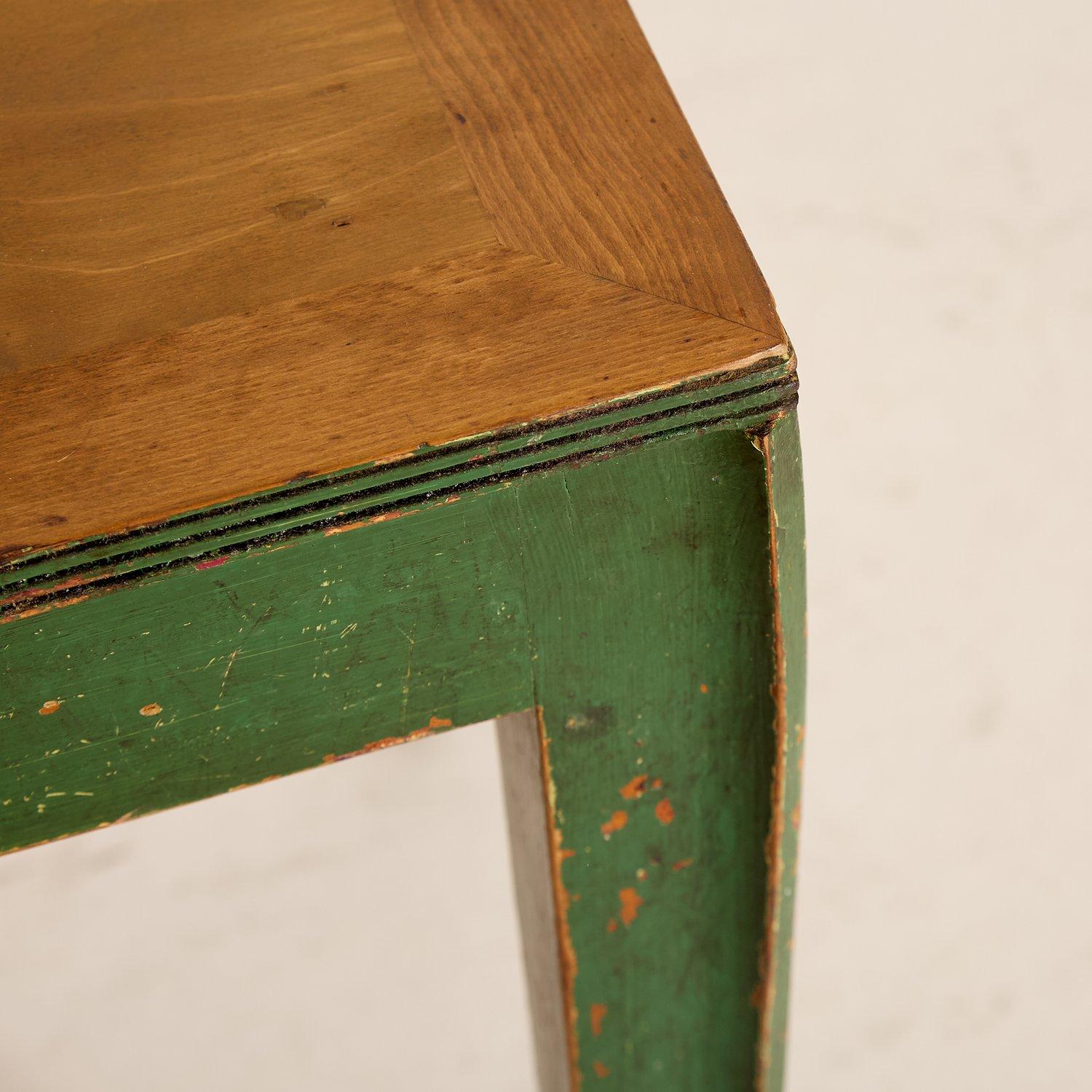 Tables de bistro françaises à pieds évasés de 1910 avec peinture superposée en vente 9