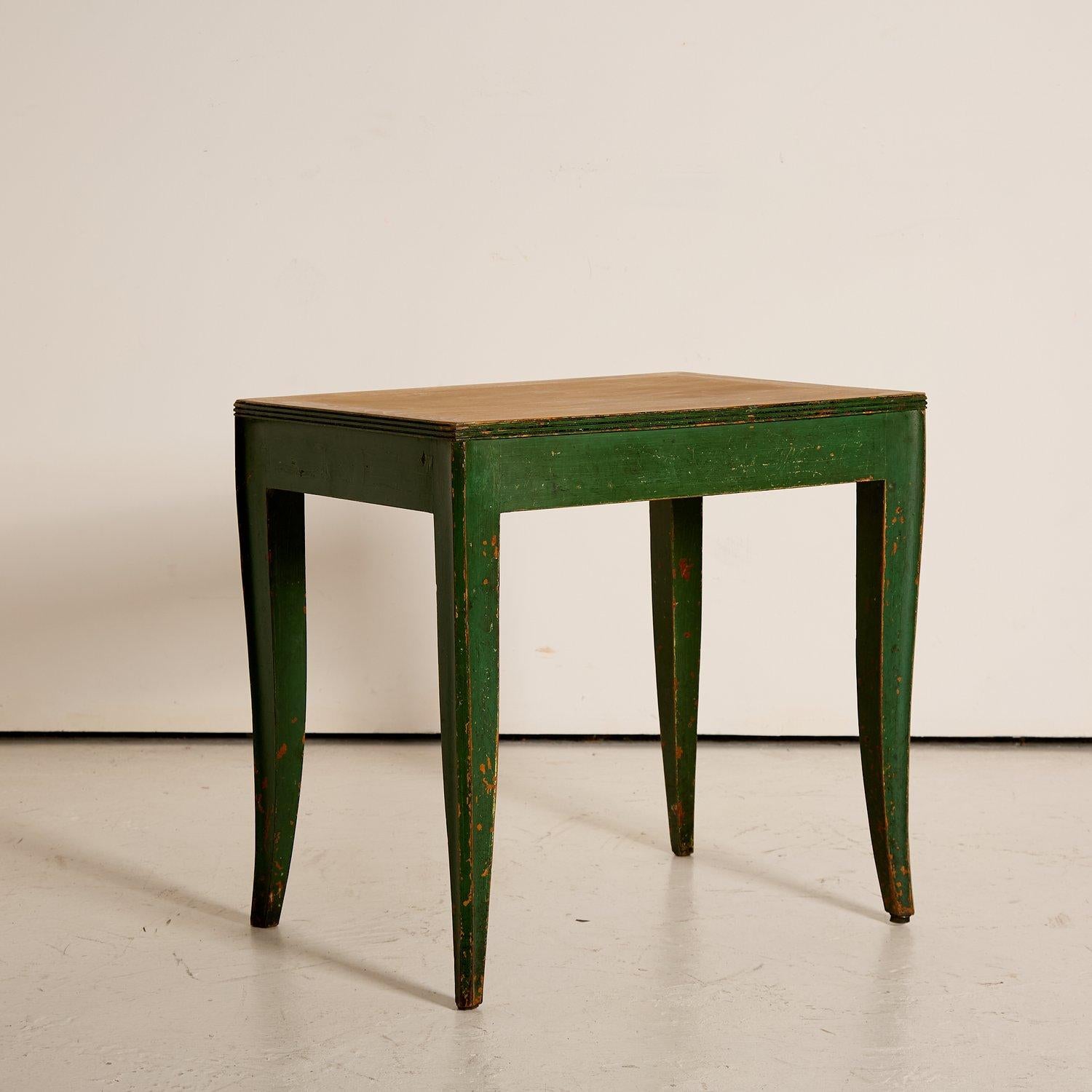 Merveilleuse paire de tables de bistrot à pieds évasés.

Il s'agit probablement d'anciennes tables de couloir très élégantes.

Qui ont un accent presque Ruhlmann dans la conception.

Plusieurs couches de peinture plus tard. Un bleu / un