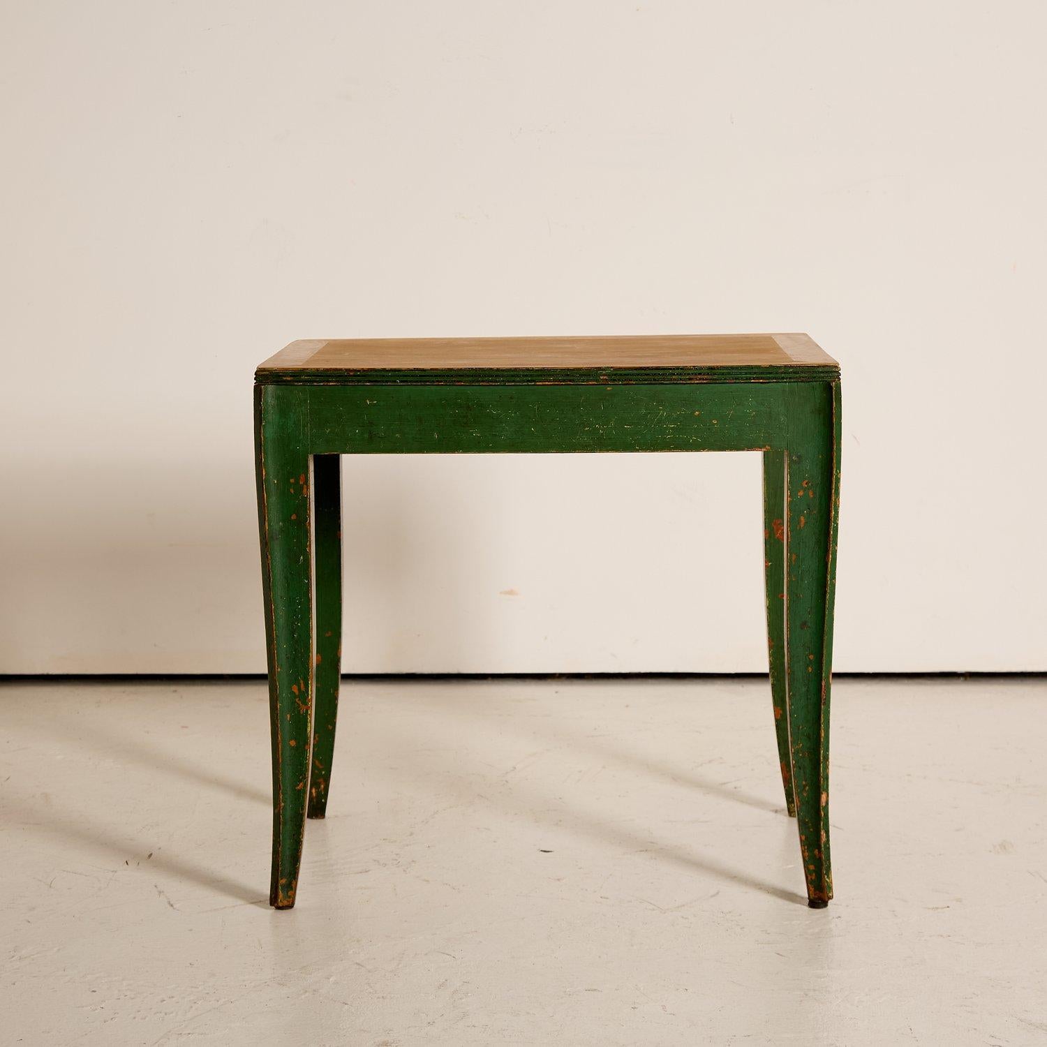 Rustique Tables de bistro françaises à pieds évasés de 1910 avec peinture superposée en vente