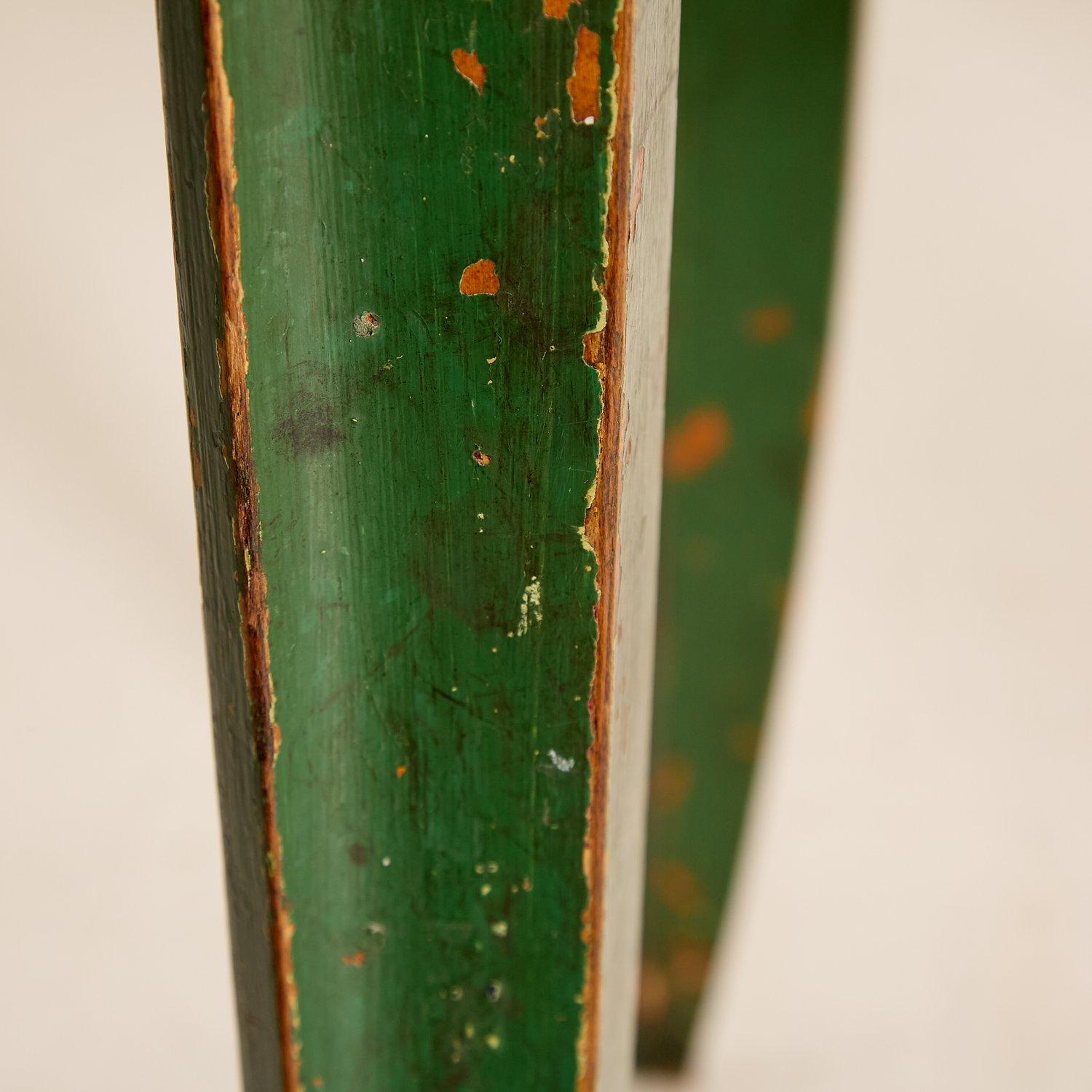 Bois Tables de bistro françaises à pieds évasés de 1910 avec peinture superposée en vente