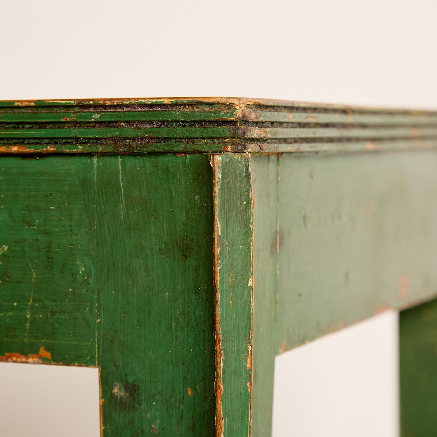 Tables de bistro françaises à pieds évasés de 1910 avec peinture superposée en vente 1