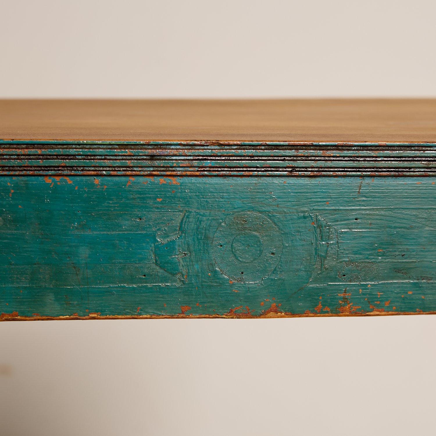 Tables de bistro françaises à pieds évasés de 1910 avec peinture superposée en vente 2