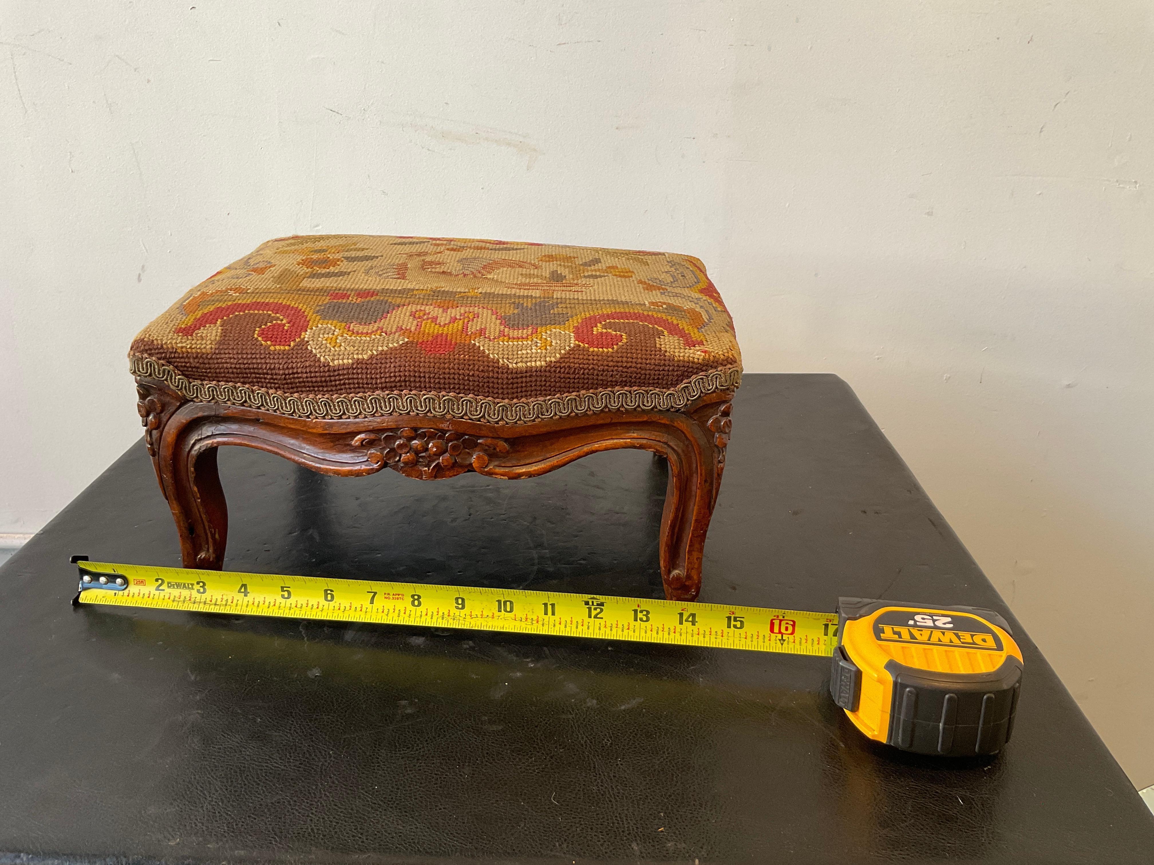 1910 French Hand Carved Wood Footstool with Needlepoint Top In Good Condition For Sale In Tarrytown, NY