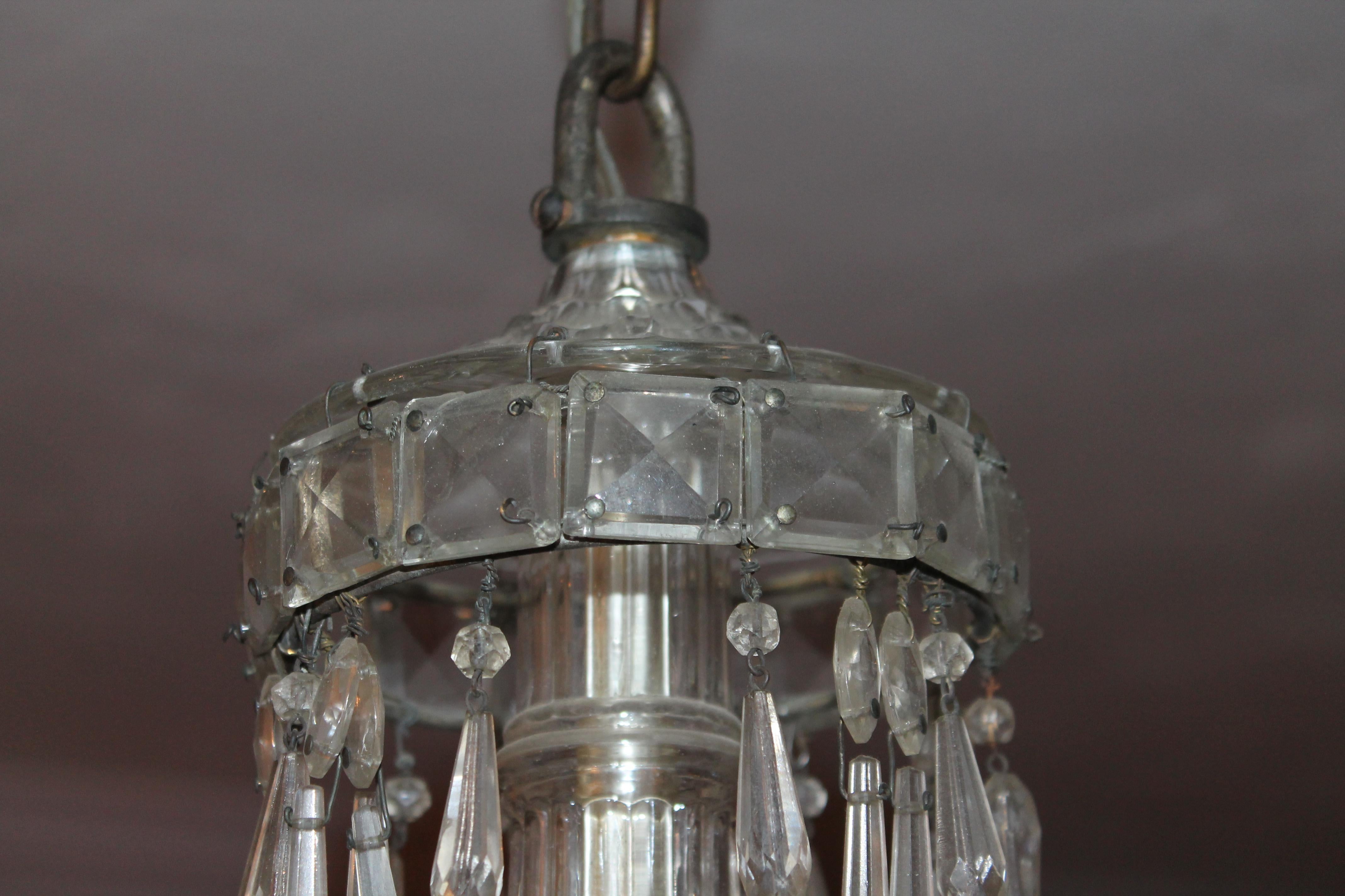 Magnifique lustre en cristal taillé néoclassique français de 1910, signé par la Maison Bagues. Superbe cadre hexagonal en acier. Très détaillé, il rappelle un lustre russe.