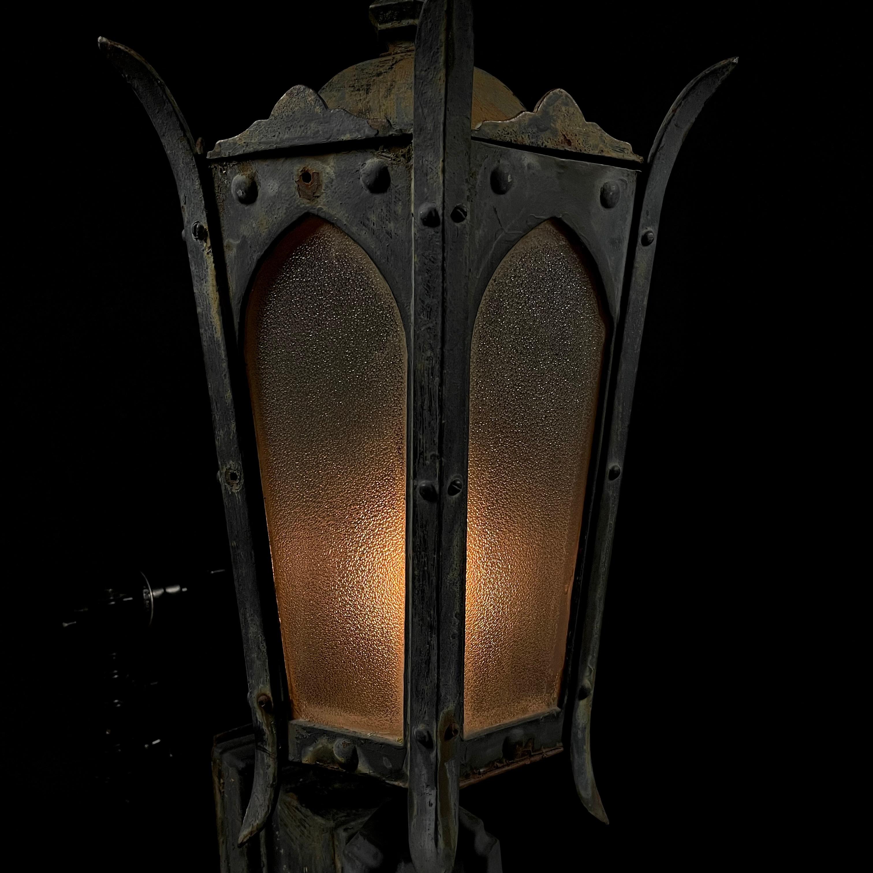 Early 20th Century 1910 group of four exterior cast iron lantern sconce lights For Sale