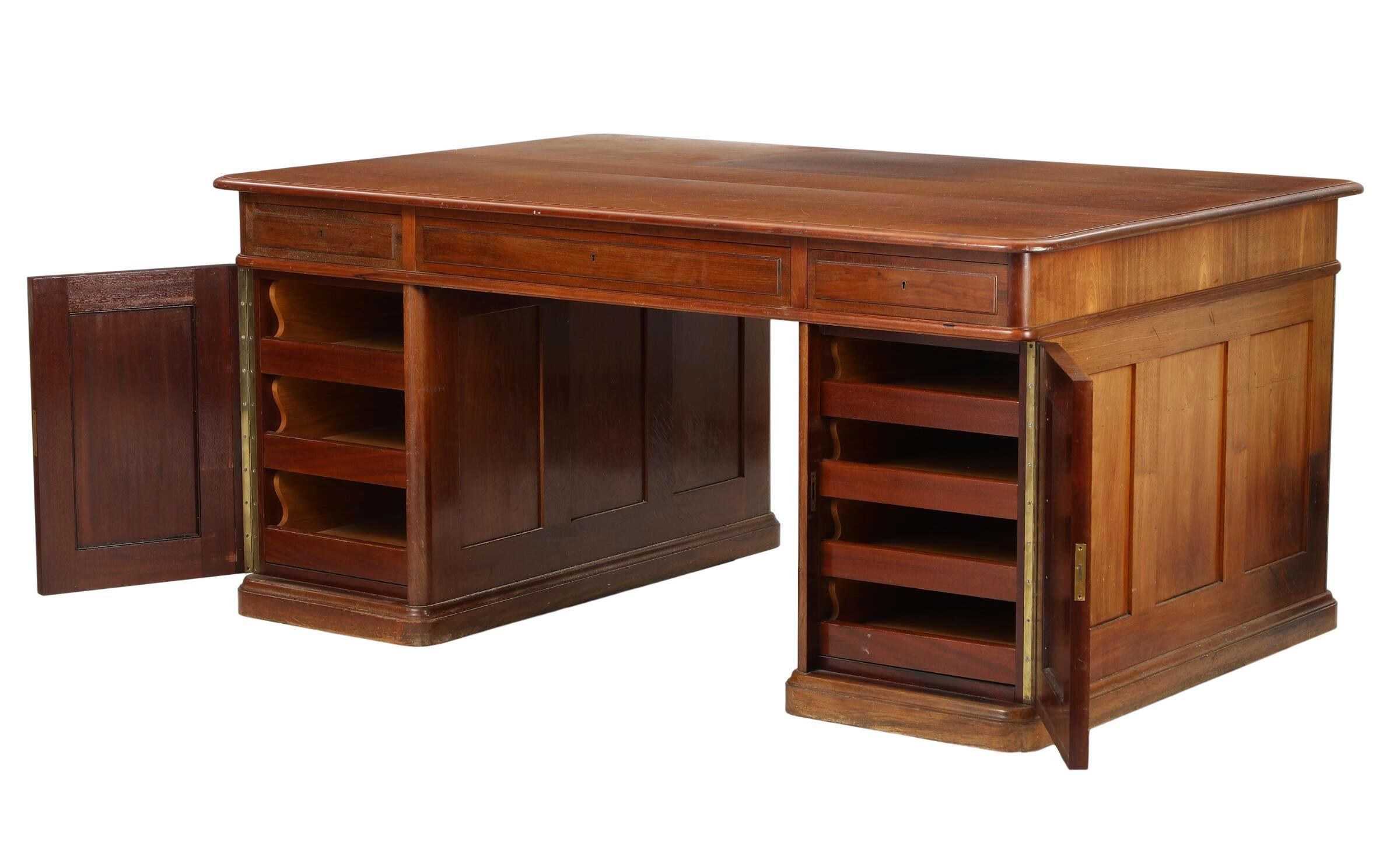 Circa. 1910 Heinrich Wenck Mahogany Partners Desk With Drawers, Doors & Keys. Plateau de table massif. Heinrich Wenck a travaillé pendant la majeure partie de sa carrière comme architecte aux Chemins de fer danois, où il a été chargé de la