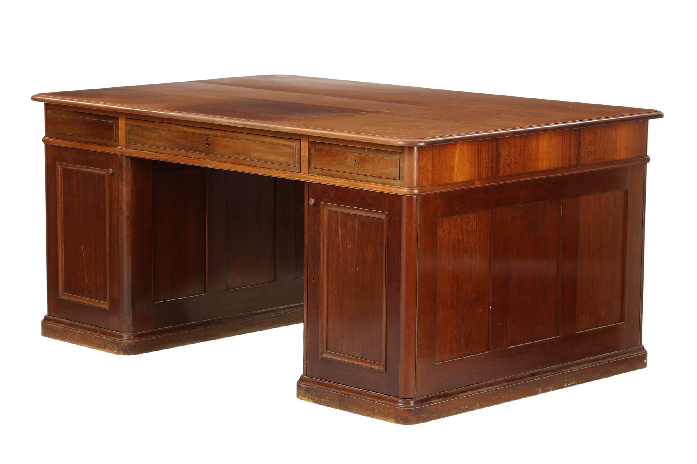 Scandinave moderne Bureau Heinrich Wenck Hardwood Partners de 1910 avec tiroirs, portes et clés en vente