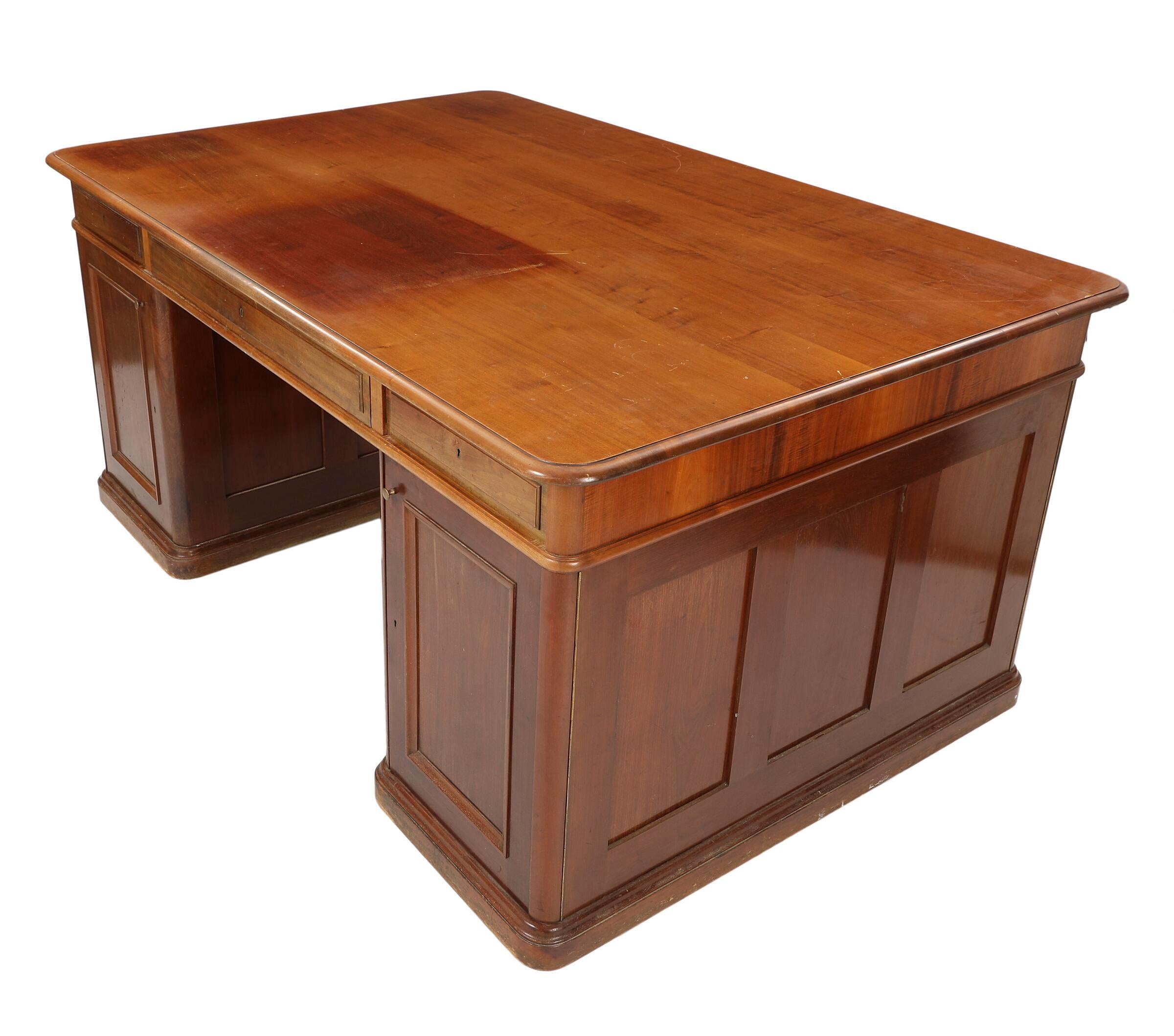 Danois Bureau Heinrich Wenck Hardwood Partners de 1910 avec tiroirs, portes et clés en vente