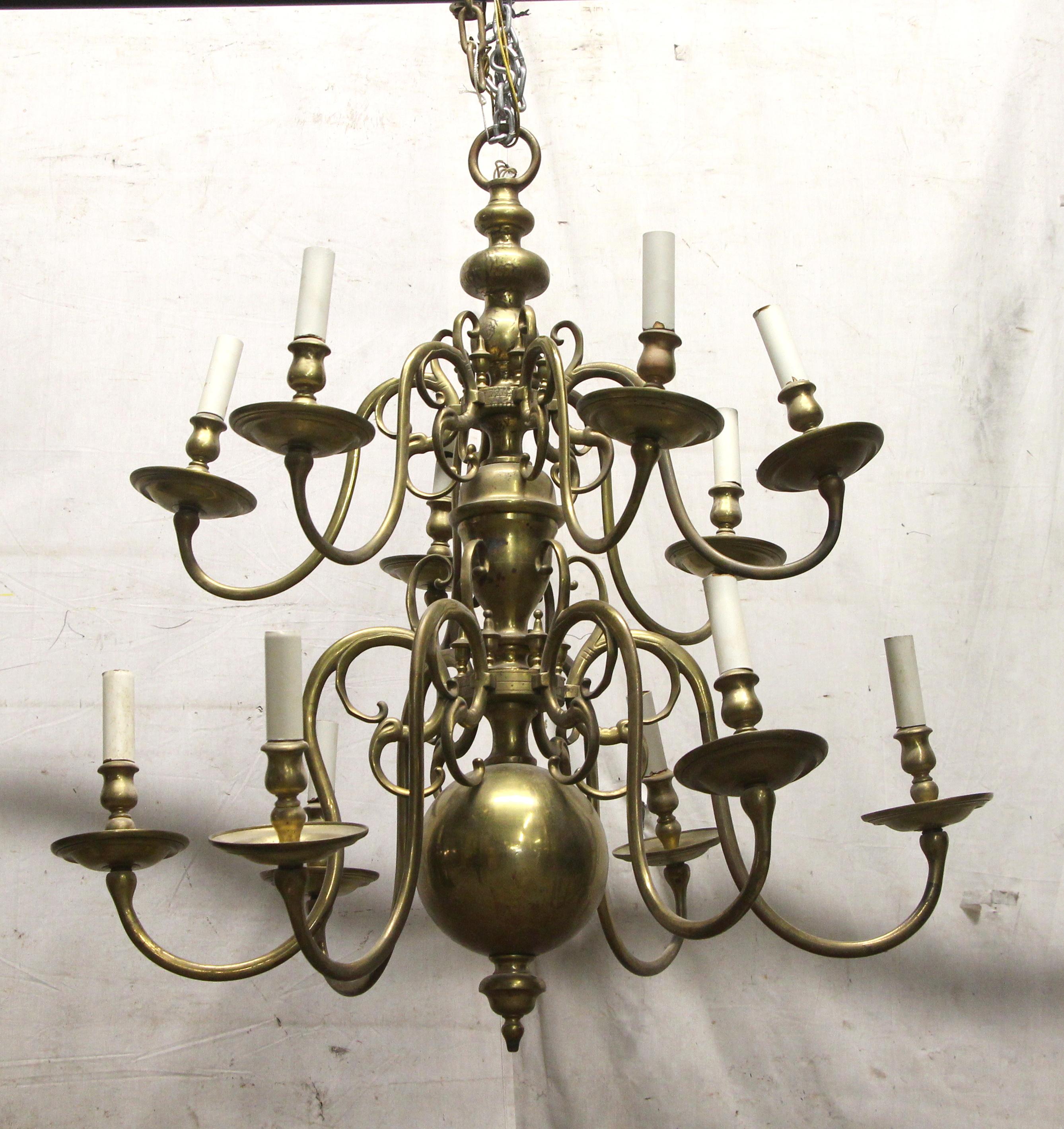 1910 Large Cast Brass Twelve Light Williamsburg Chandelier In Good Condition In New York, NY